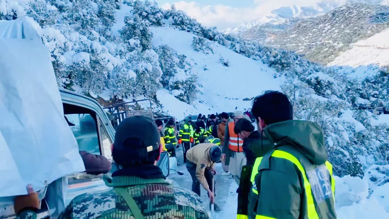 Over 1,500 people rescued after heavy snowfall in KP’s Tirah Valley; rescue operations continue