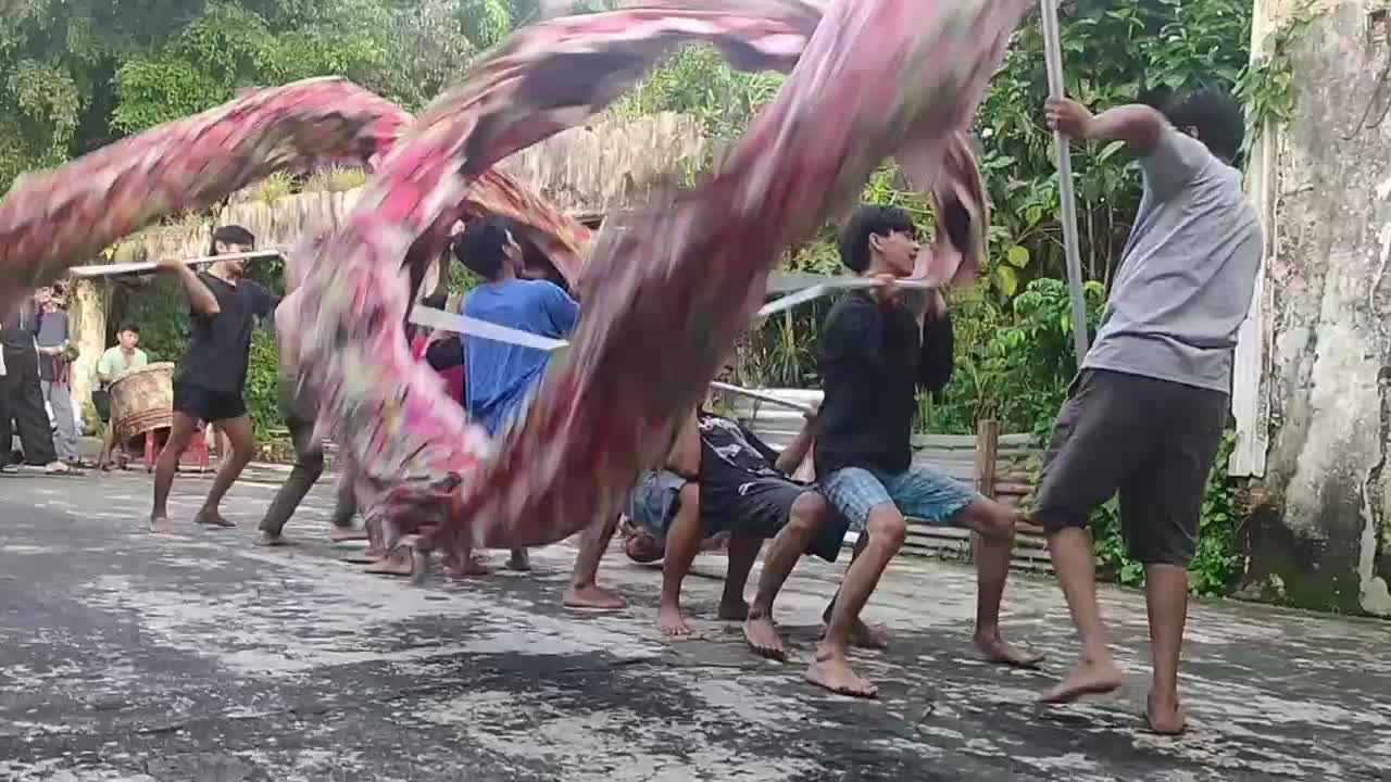 Indonesian Dragon Dance Troupe Prepares For Lunar New Year, Year of the Horse