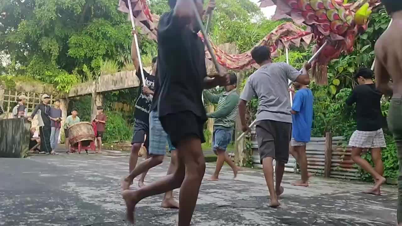 Indonesian Dragon Dance Troupe Prepares For Lunar New Year, Year of the Horse
