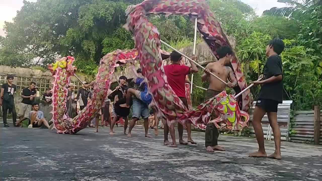 Indonesian Dragon Dance Troupe Prepares For Lunar New Year, Year of the Horse