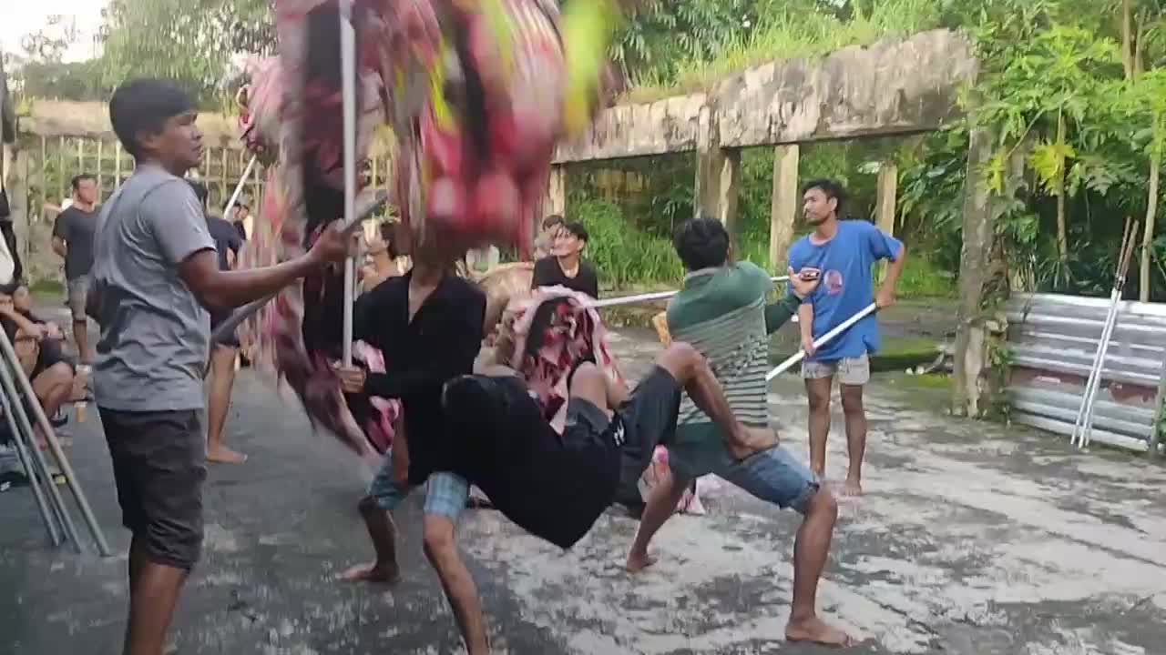 Indonesian Dragon Dance Troupe Prepares For Lunar New Year, Year of the Horse