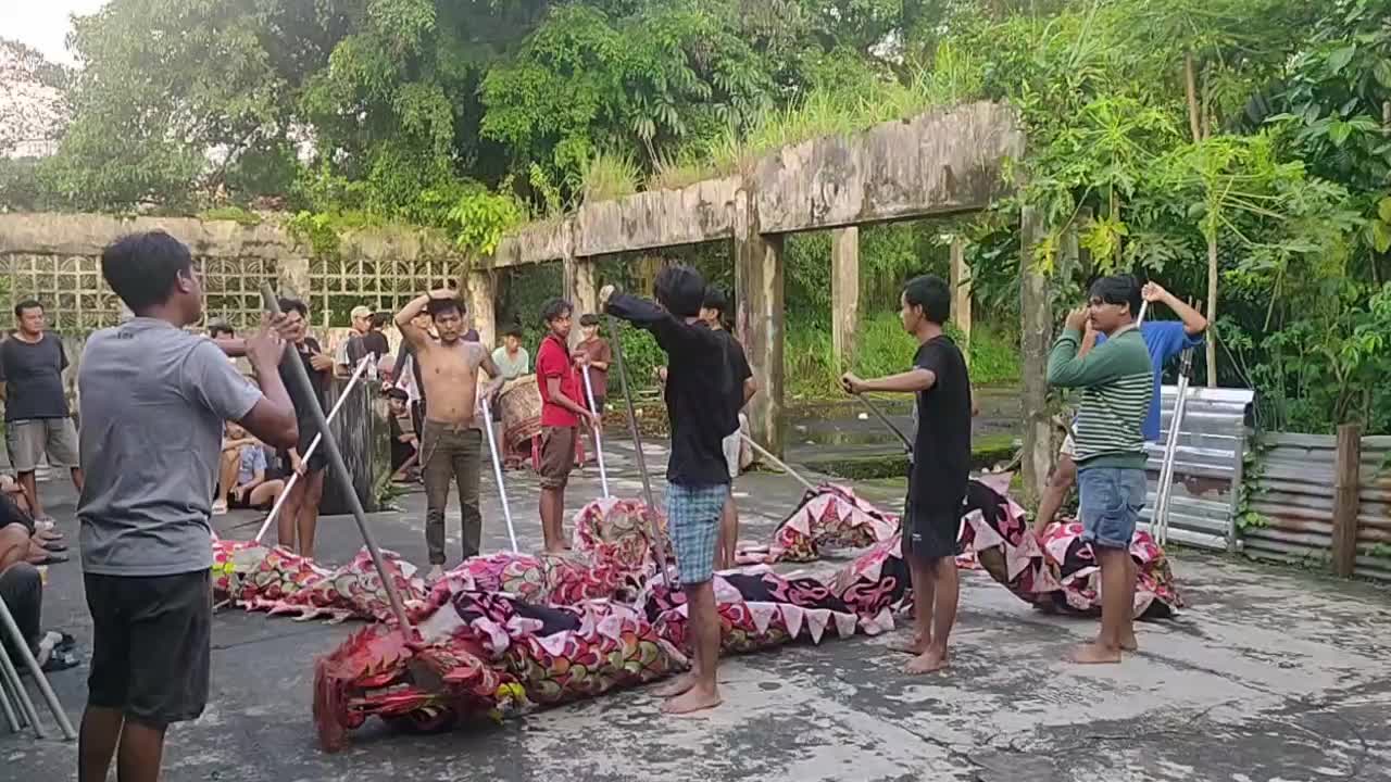 Indonesian Dragon Dance Troupe Prepares For Lunar New Year, Year of the Horse