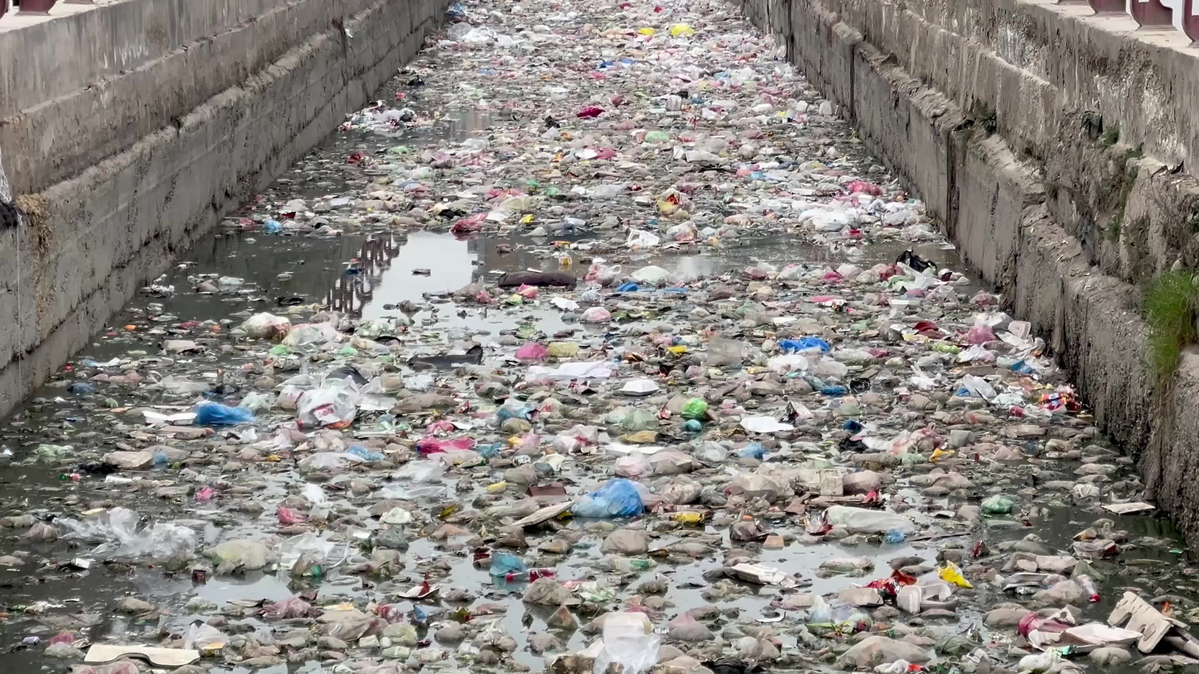 Garbage clogs canal in Peshawar 
