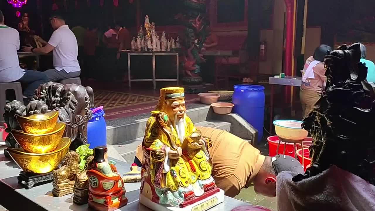 Bathing Ritual for God Statues Ahead of Chinese New Year in Indonesia