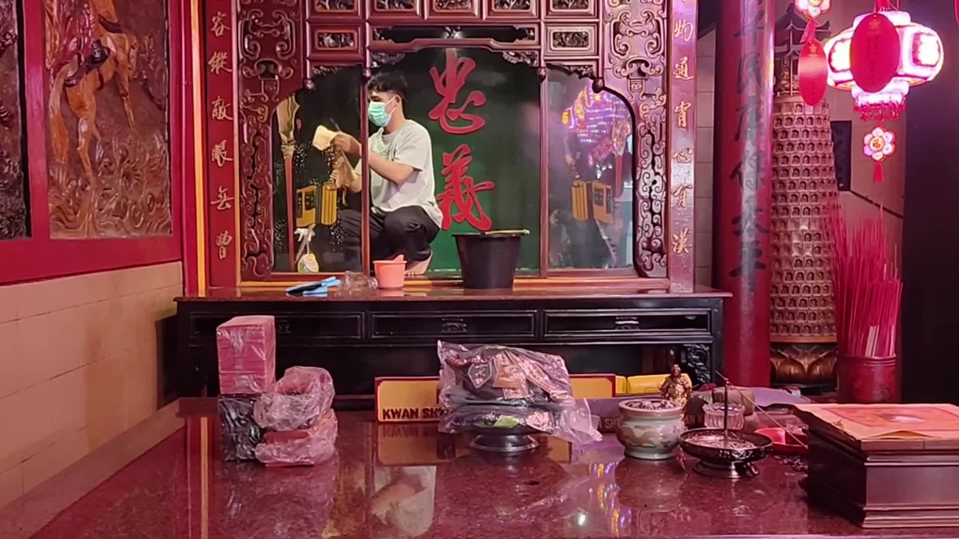 Video: Rituale di Bagno per le Statue Divine in Vista del Capodanno Cinese in Indonesia - 12/02/2026