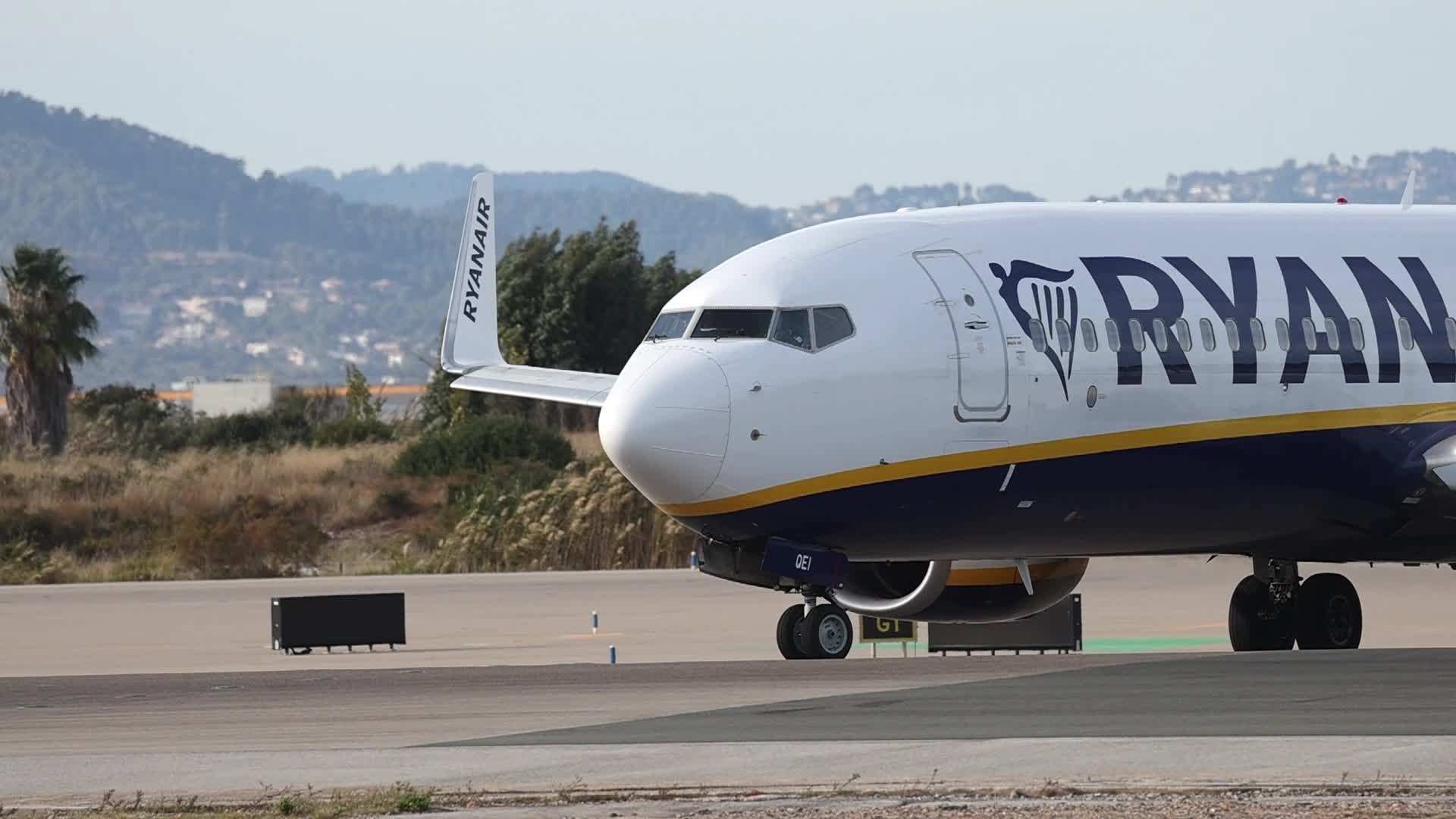 A Ryanair Boeing 737 takes off from Barcelona Airport