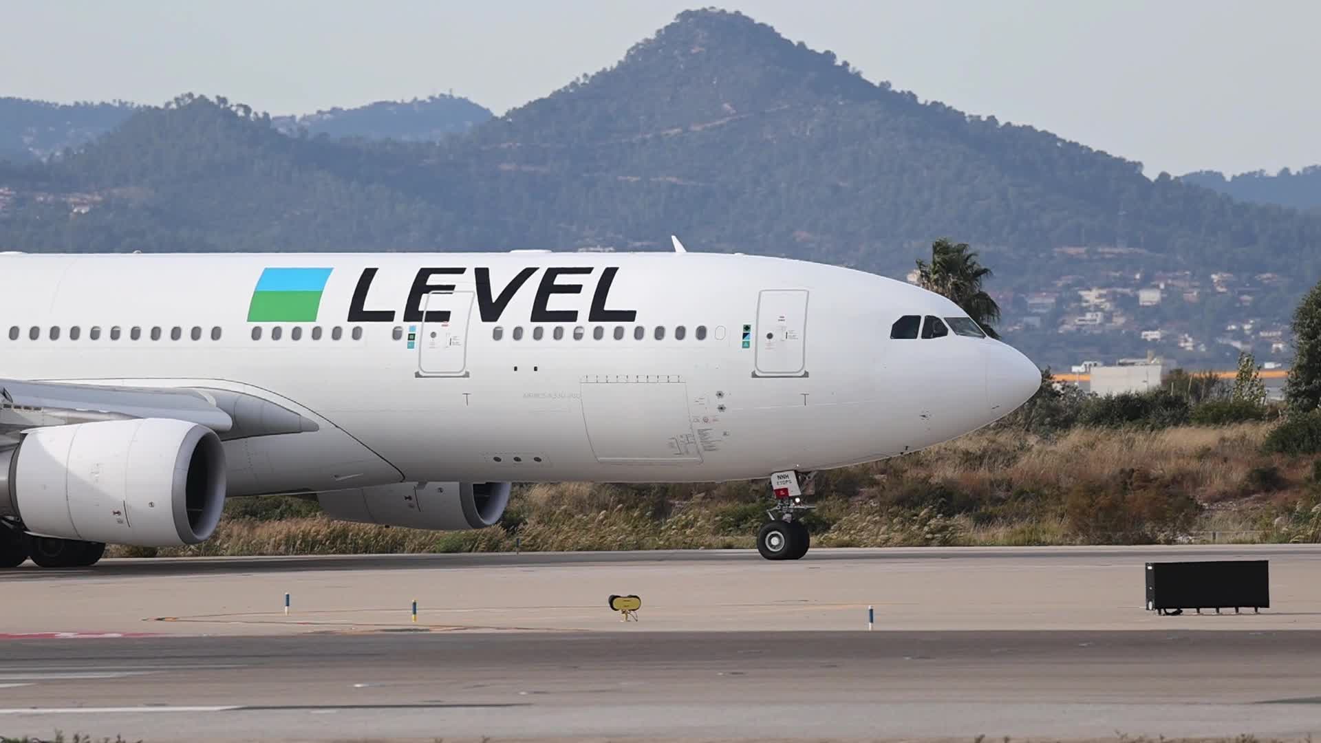 Video: Un Airbus A330-202 di A LEVEL decolla dall'Aeroporto di Barcellona
