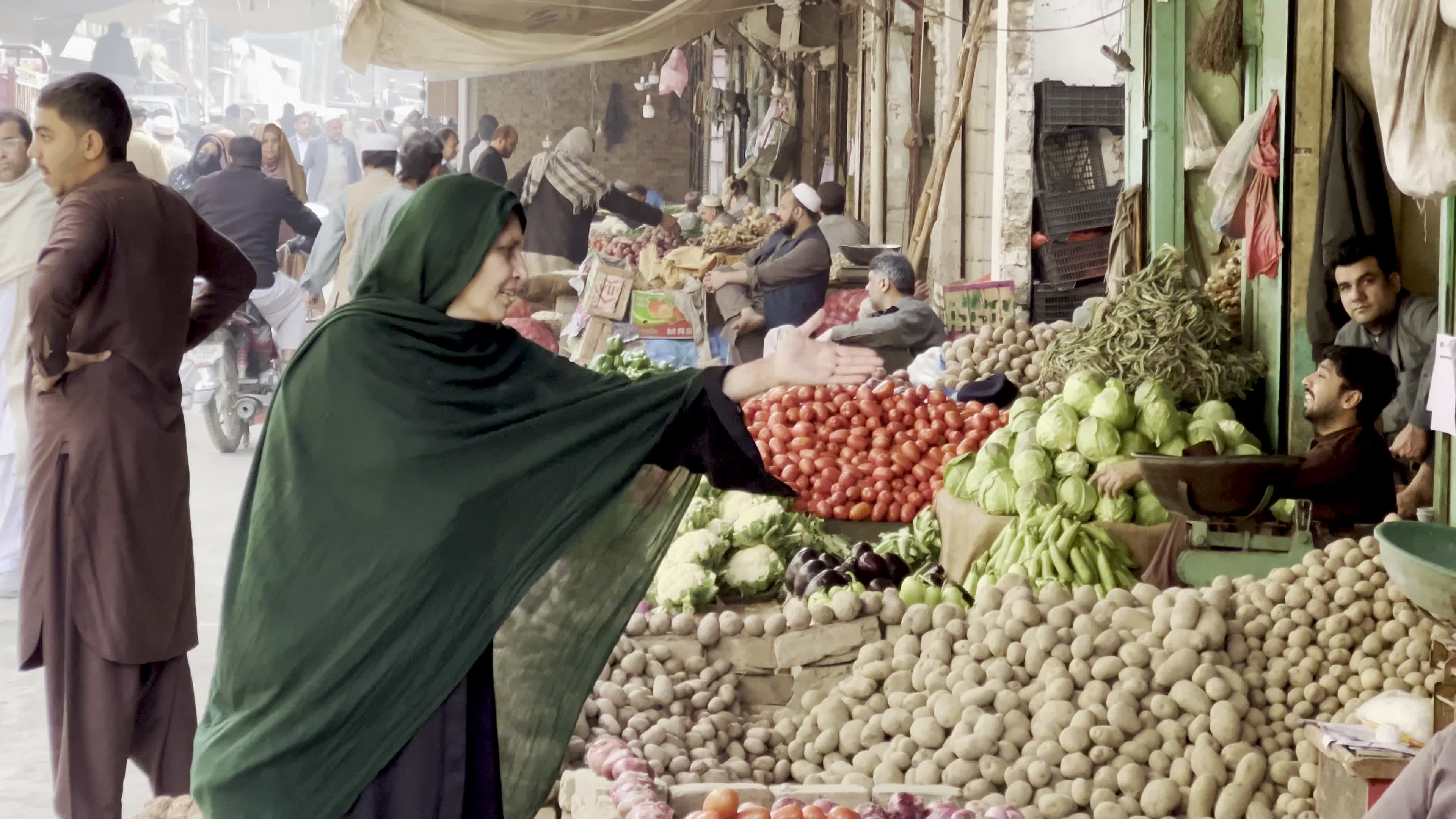 Pakistan gears up for Ramadan with fruit and vegetable purchases