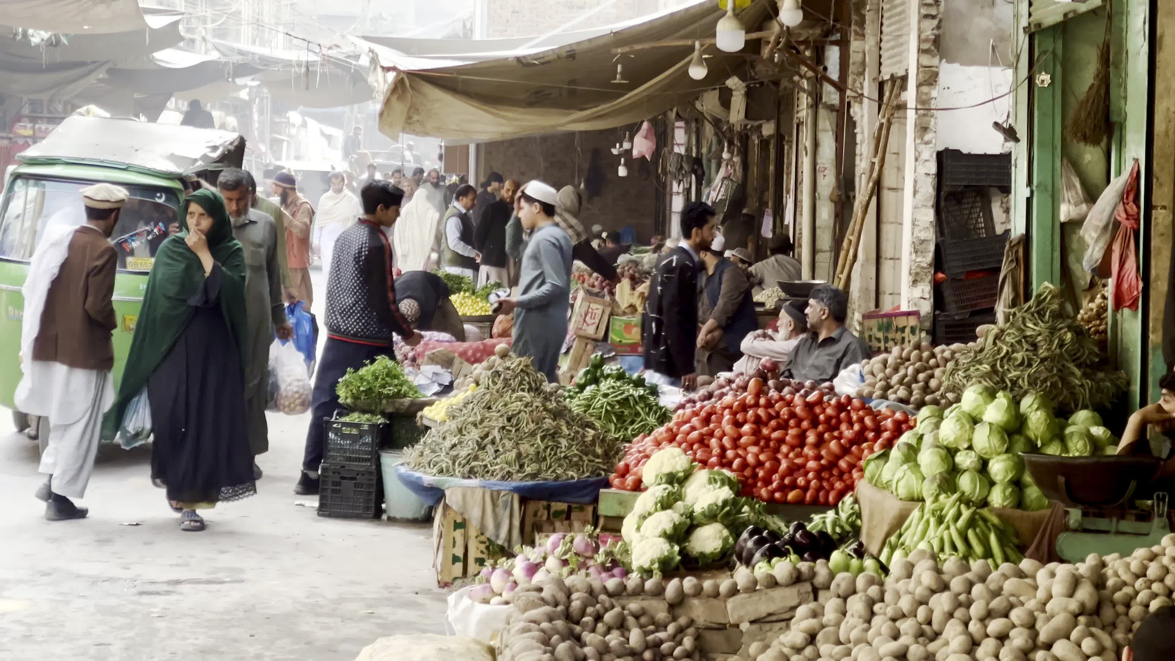Pakistan gears up for Ramadan with fruit and vegetable purchases