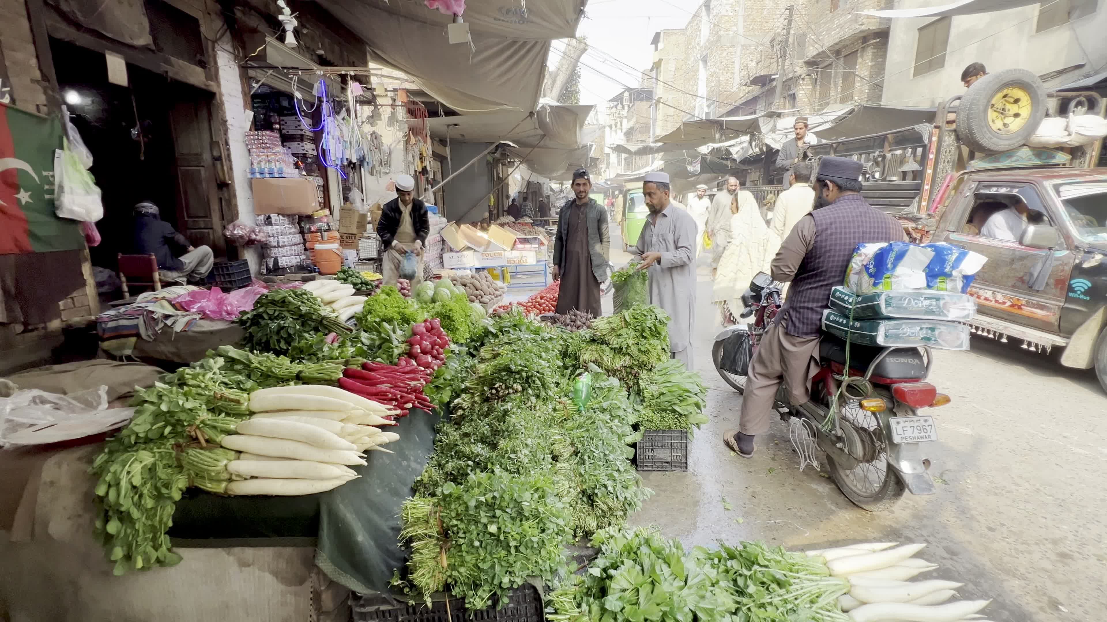 Pakistan gears up for Ramadan with fruit and vegetable purchases