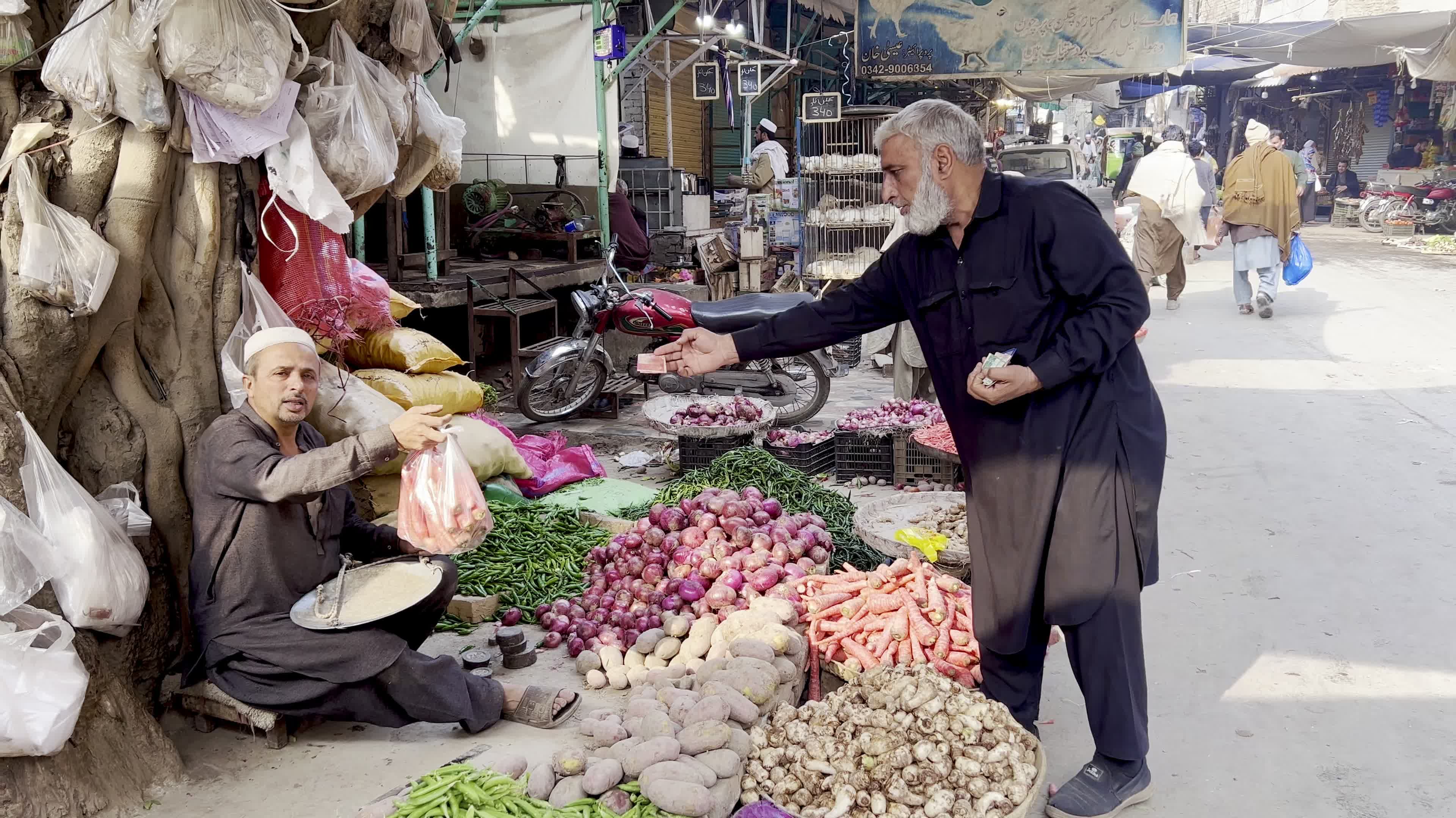 Pakistan gears up for Ramadan with fruit and vegetable purchases