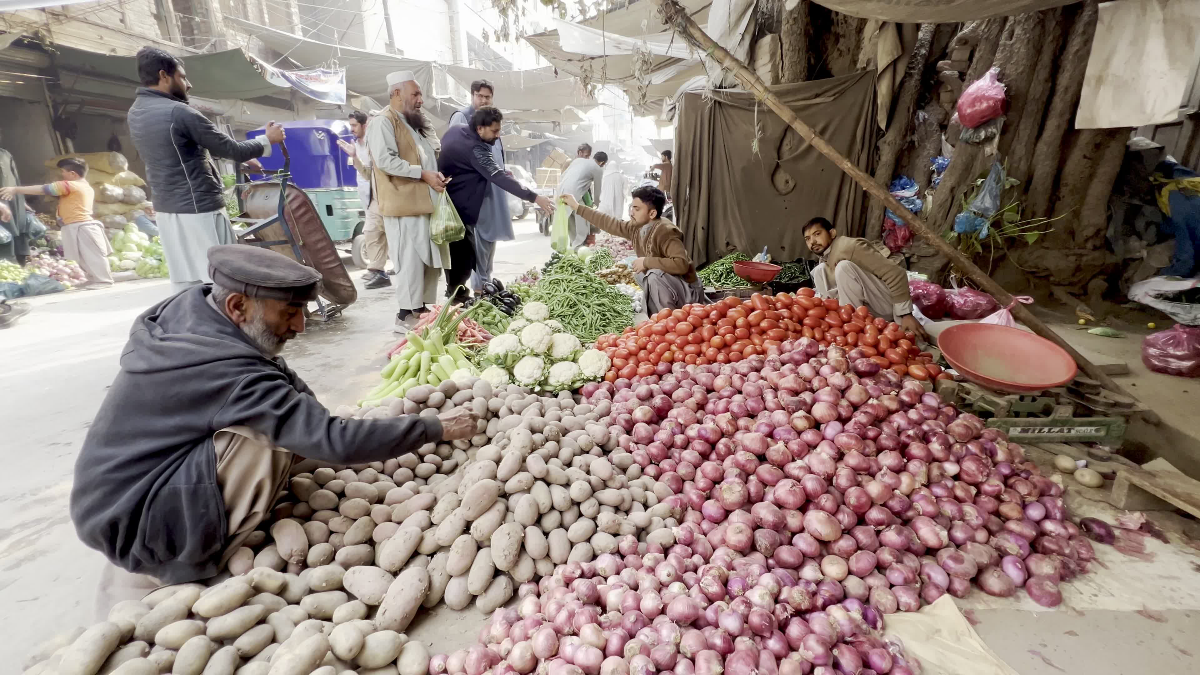 Pakistan gears up for Ramadan with fruit and vegetable purchases