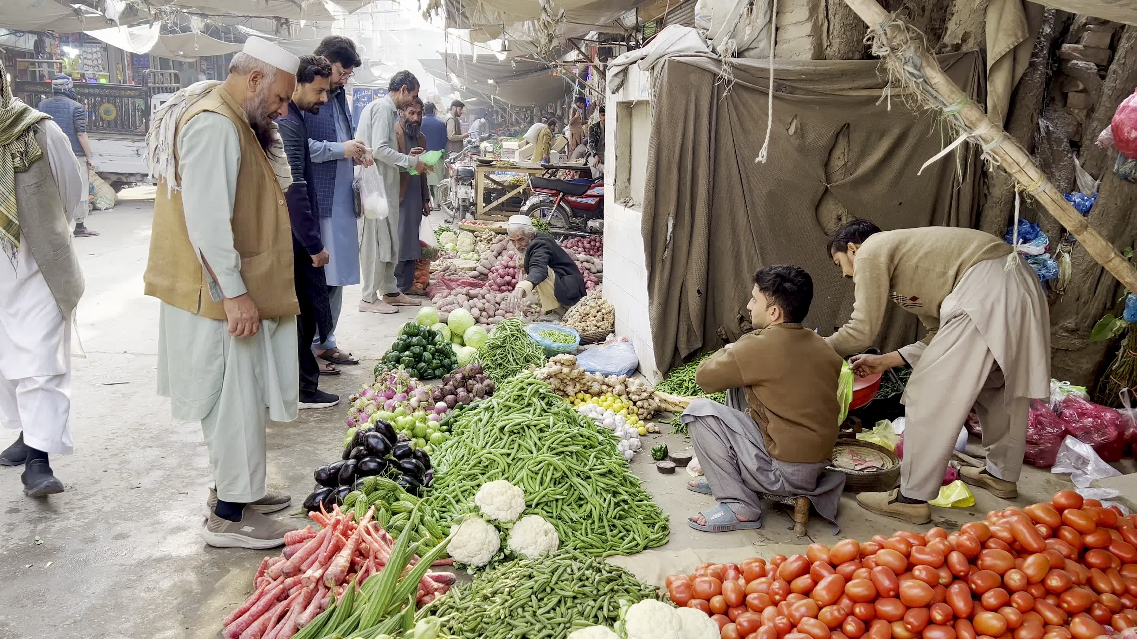 Pakistan gears up for Ramadan with fruit and vegetable purchases