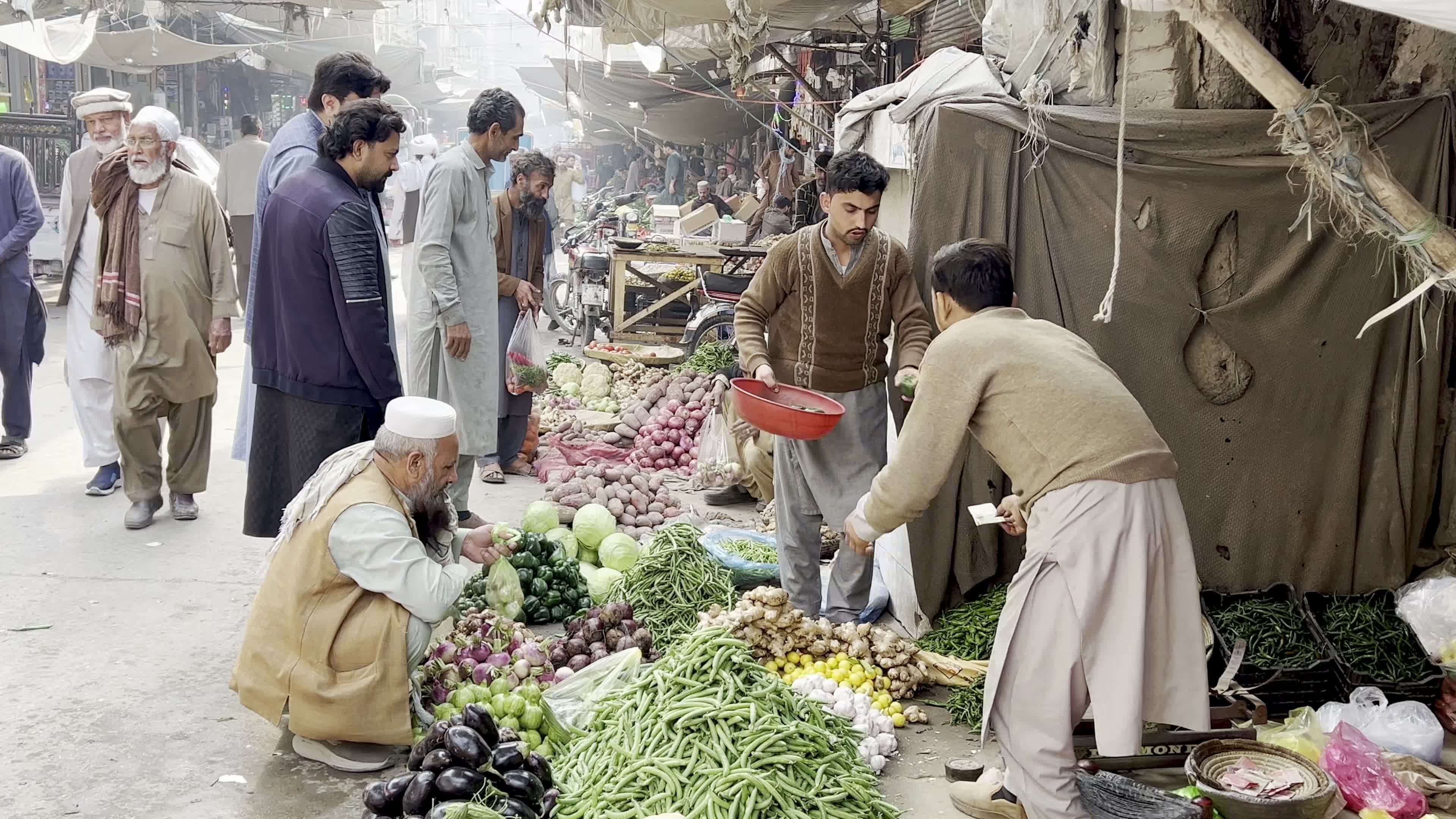Pakistan gears up for Ramadan with fruit and vegetable purchases