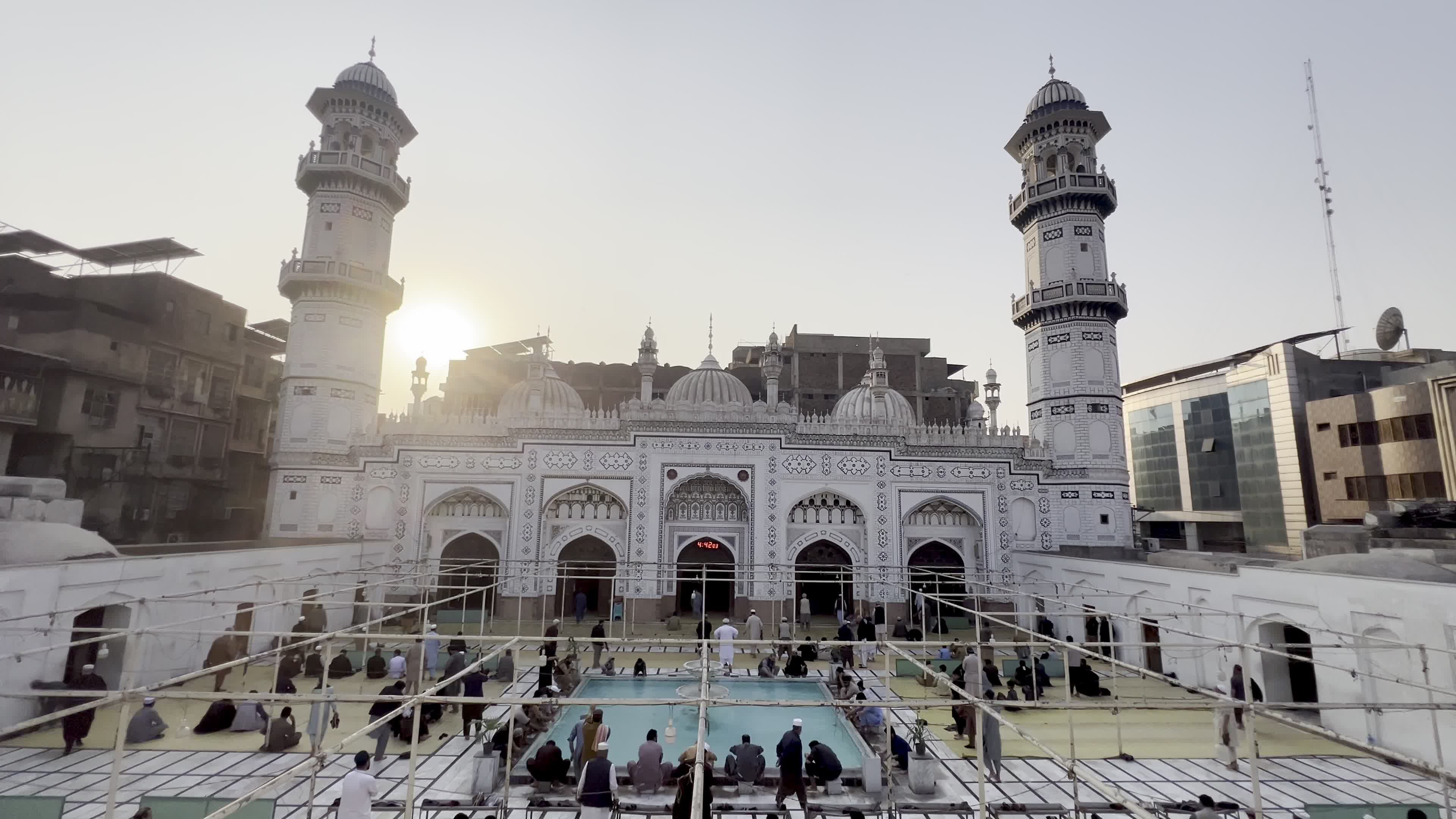 Local Ramadan Committee Meets at Qasim Ali Khan Mosque to Announce Start of Fasting