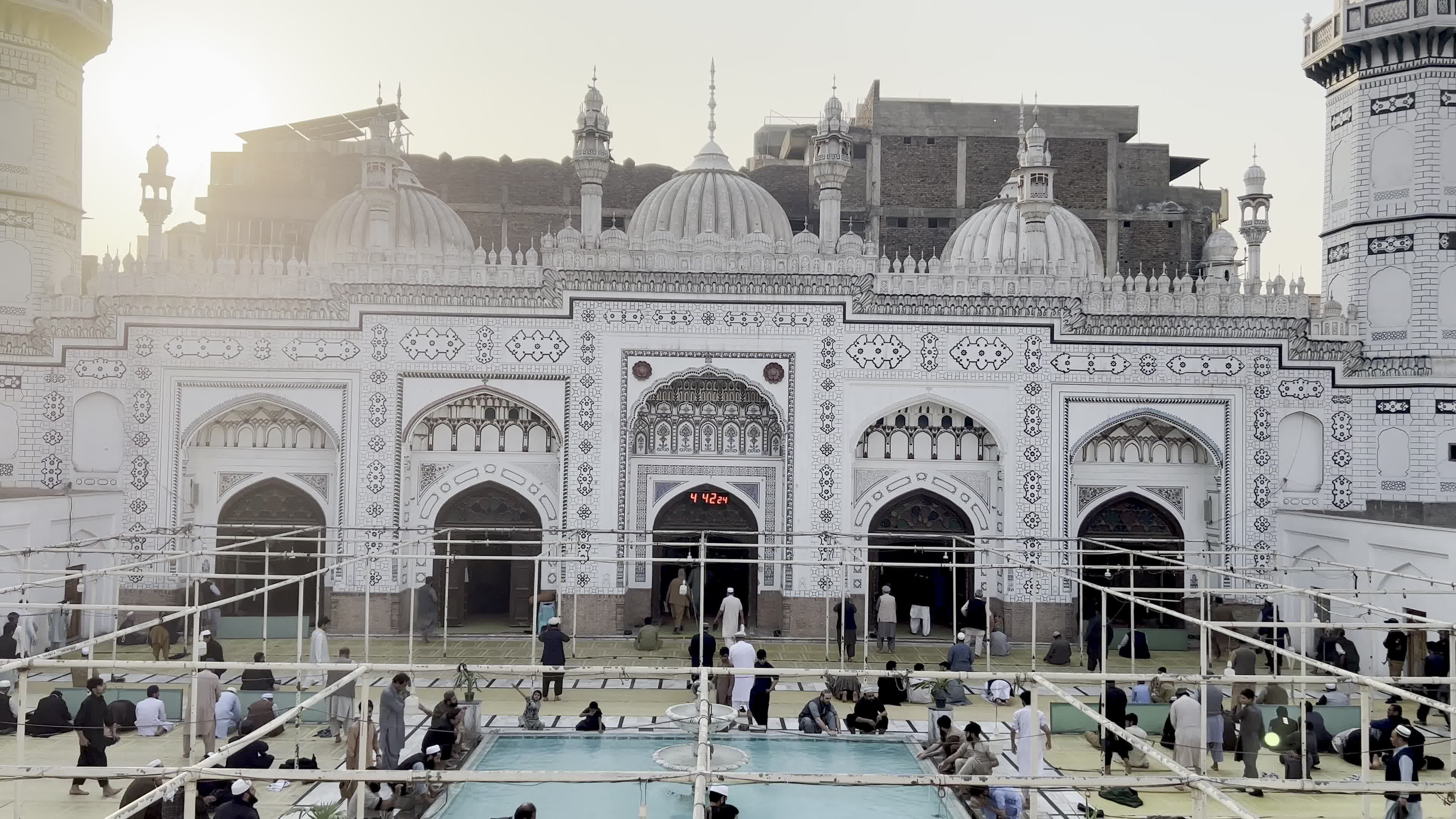 Local Ramadan Committee Meets at Qasim Ali Khan Mosque to Announce Start of Fasting