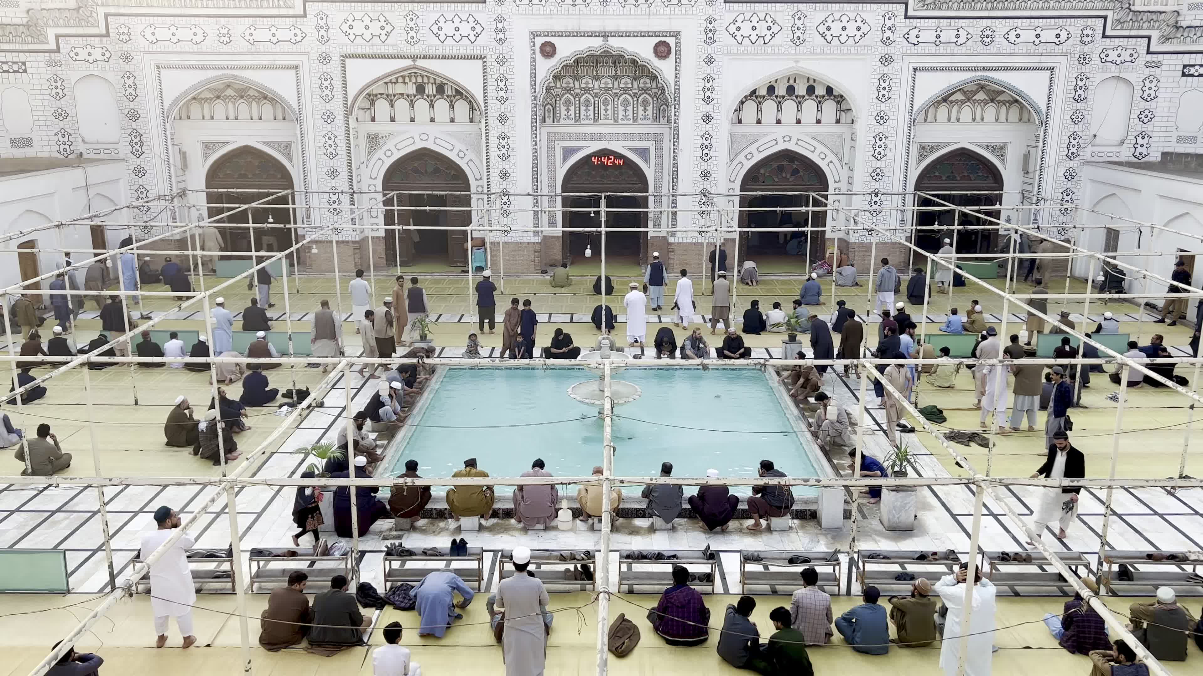Local Ramadan Committee Meets at Qasim Ali Khan Mosque to Announce Start of Fasting