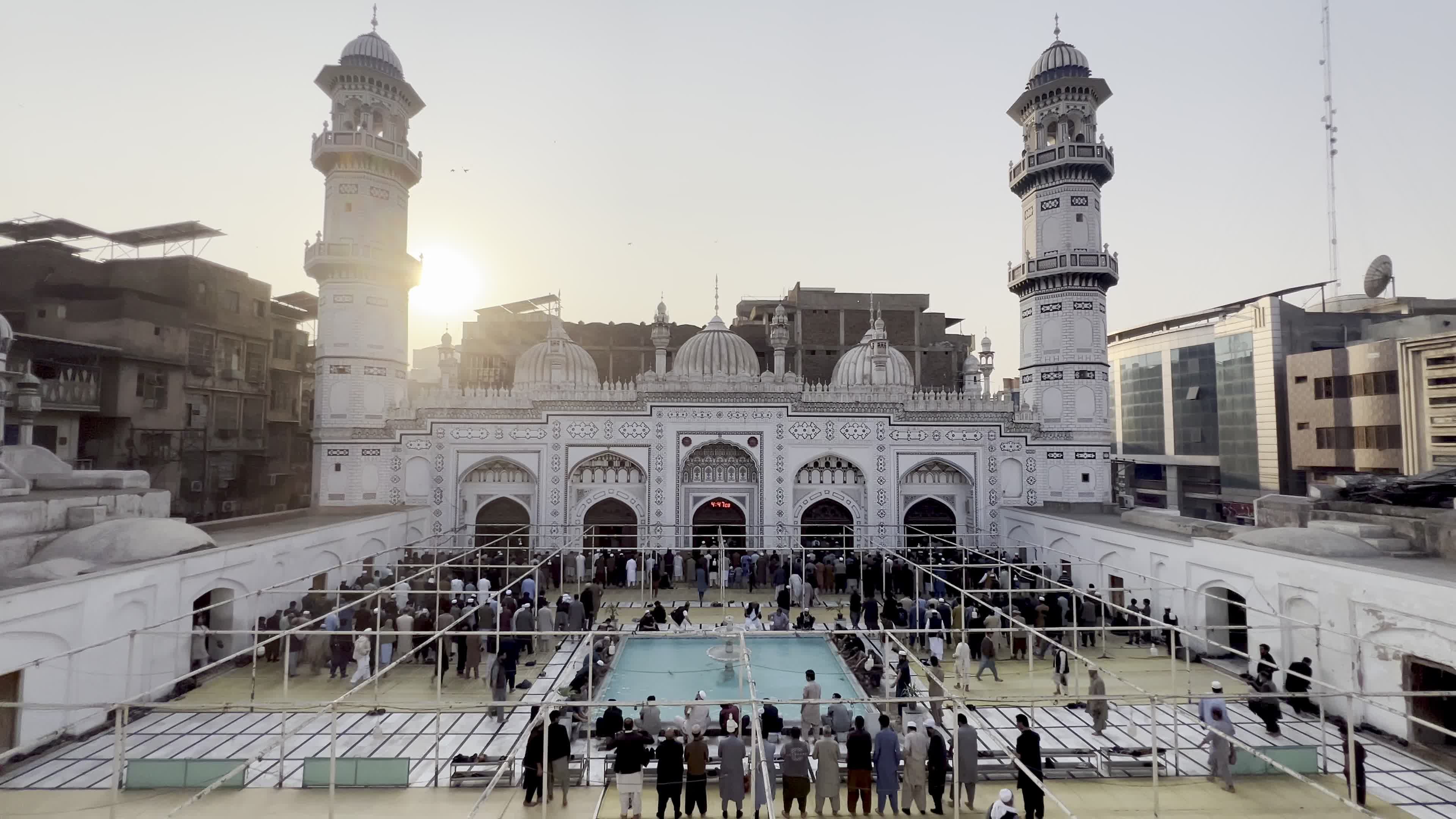Local Ramadan Committee Meets at Qasim Ali Khan Mosque to Announce Start of Fasting