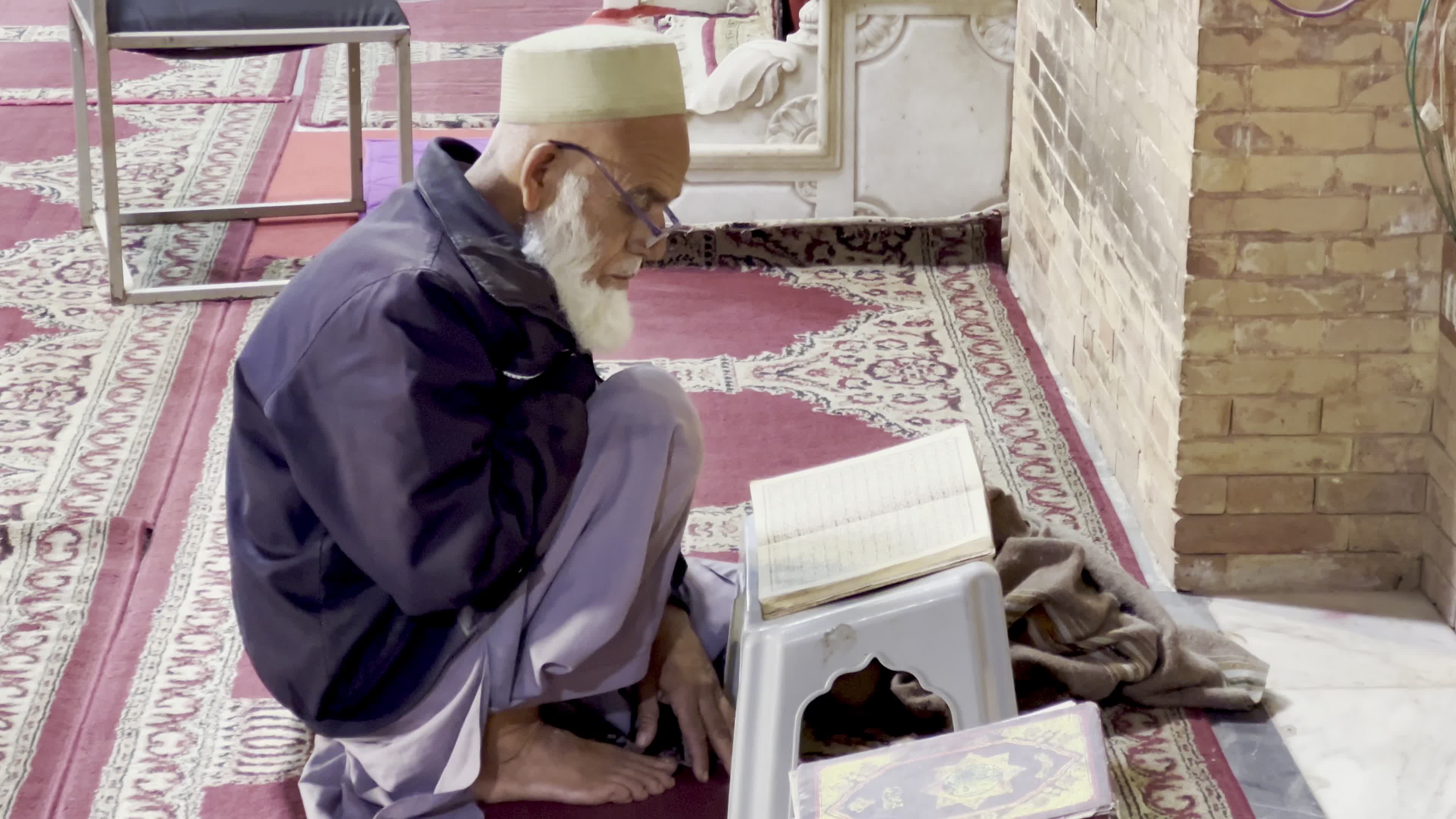 Worshippers Mark First Day of Ramadan with Quran Recitation in Peshawar