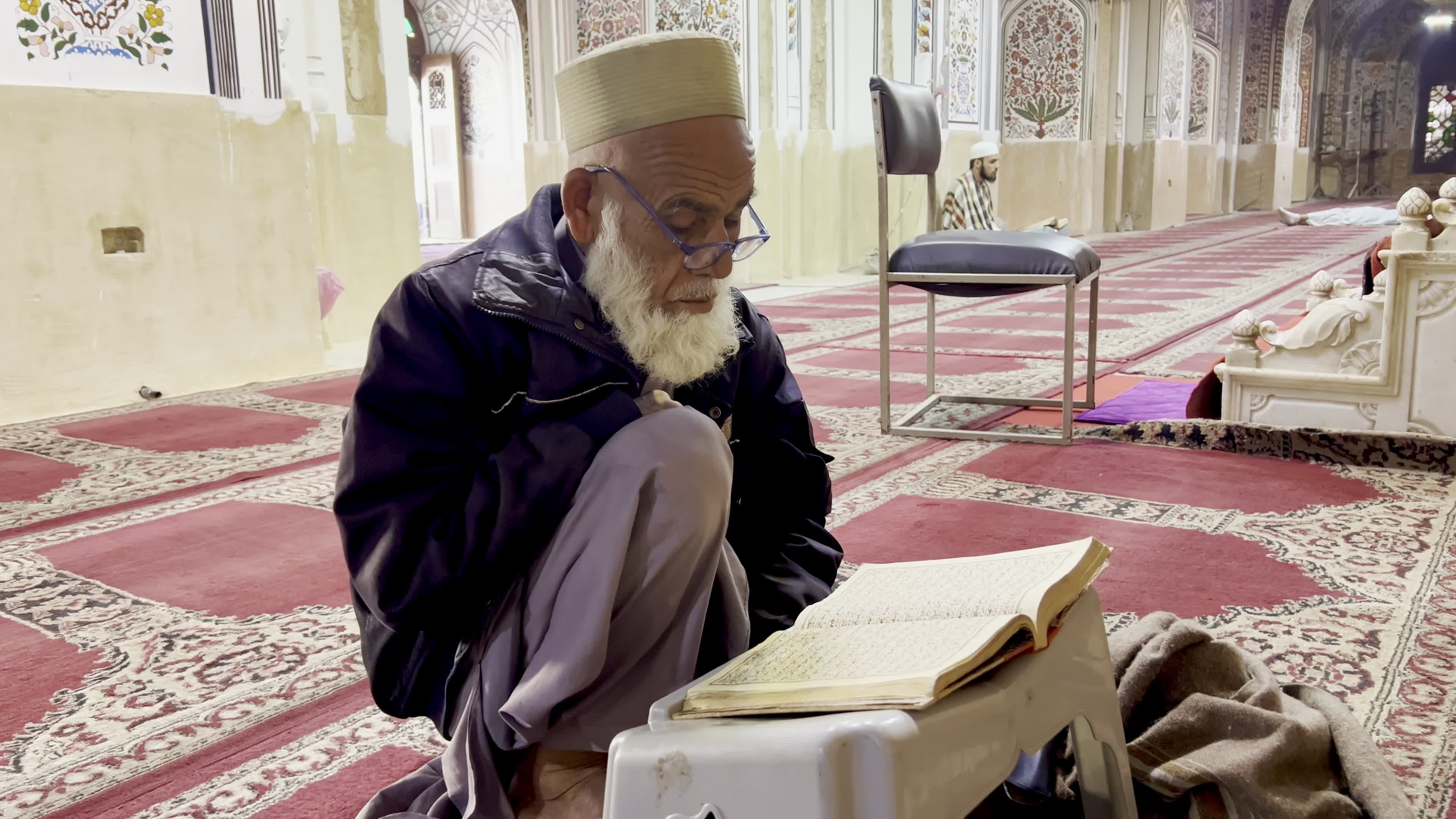 Worshippers Mark First Day of Ramadan with Quran Recitation in Peshawar