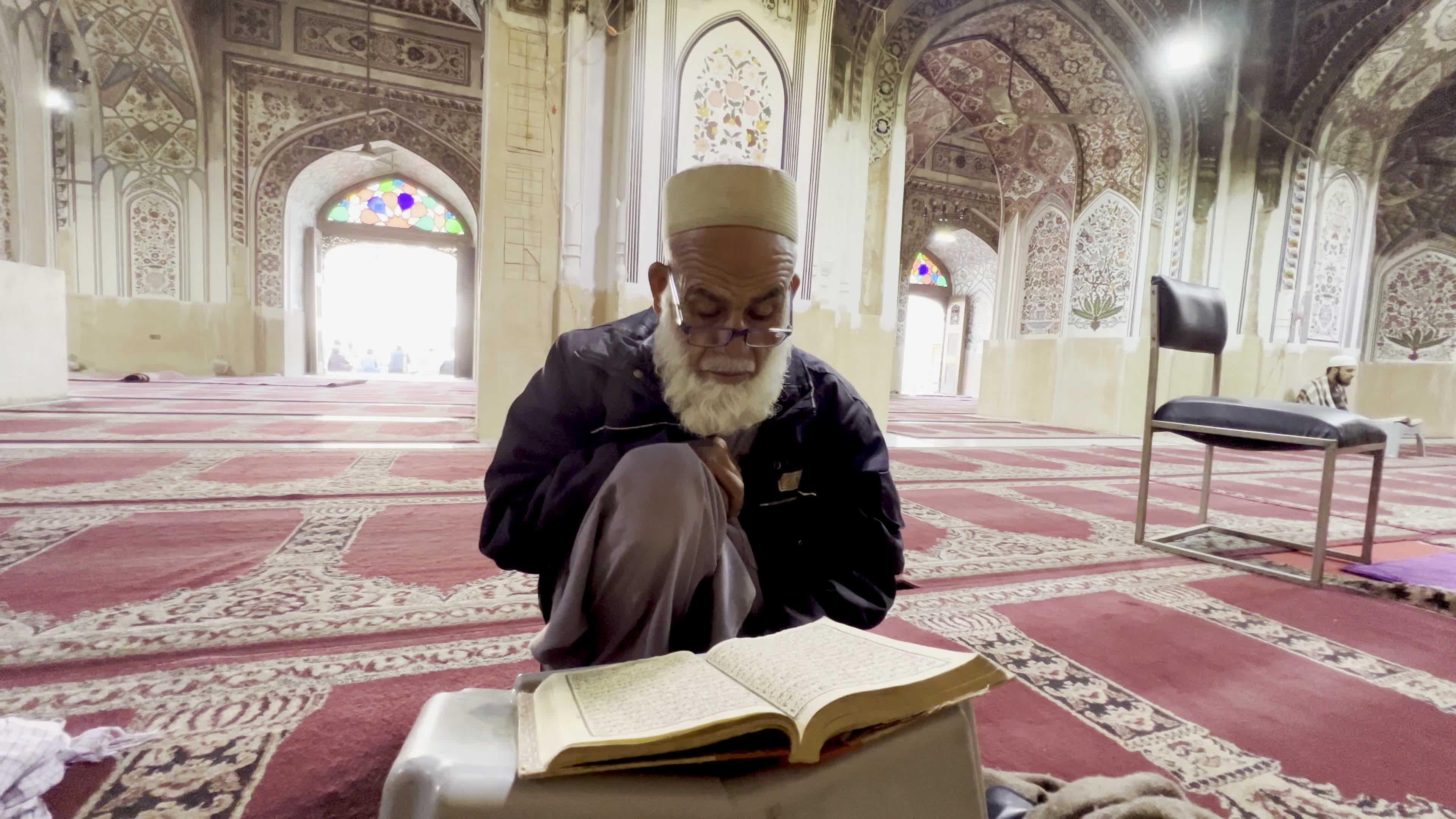 Worshippers Mark First Day of Ramadan with Quran Recitation in Peshawar