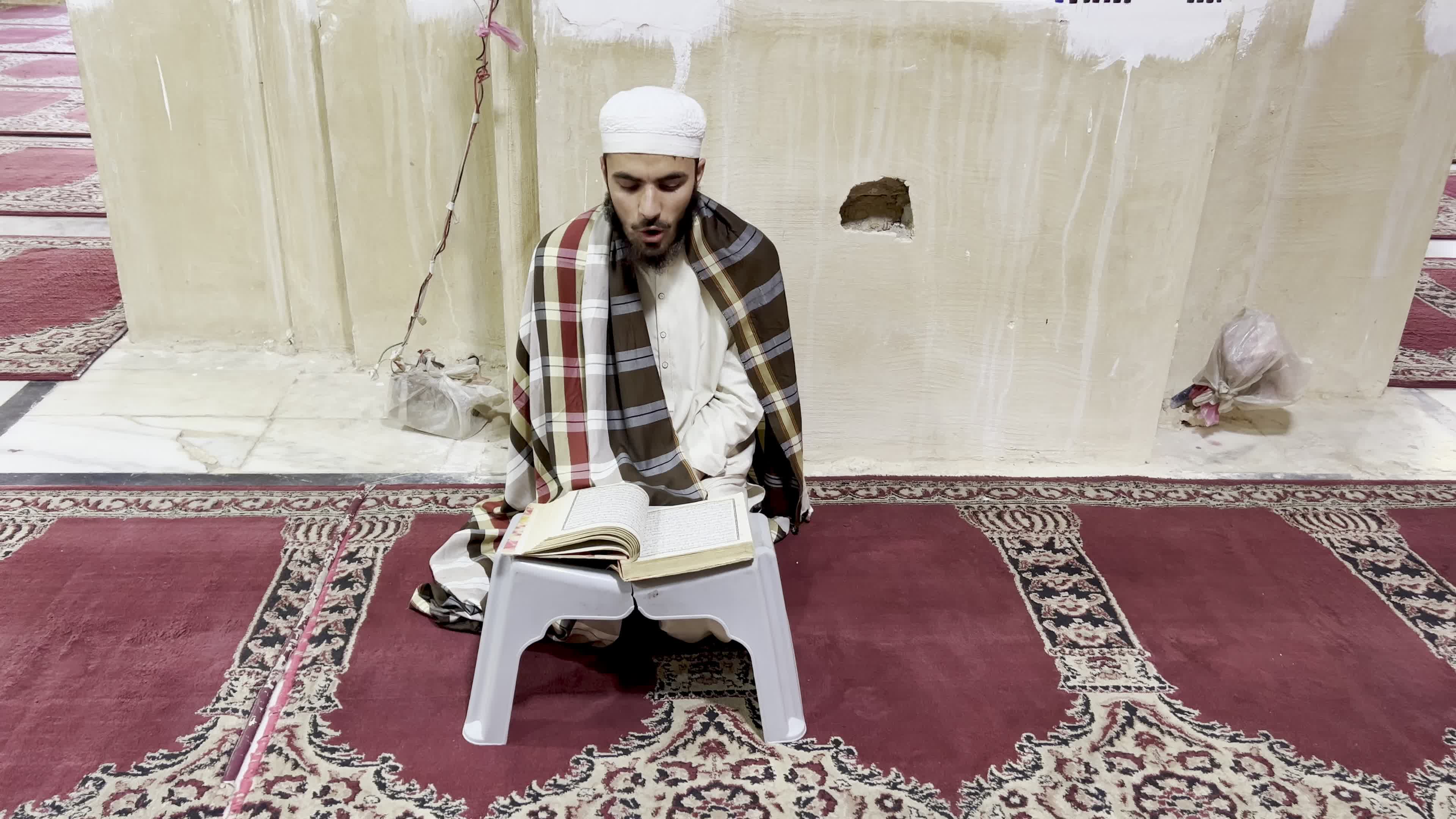 Worshippers Mark First Day of Ramadan with Quran Recitation in Peshawar