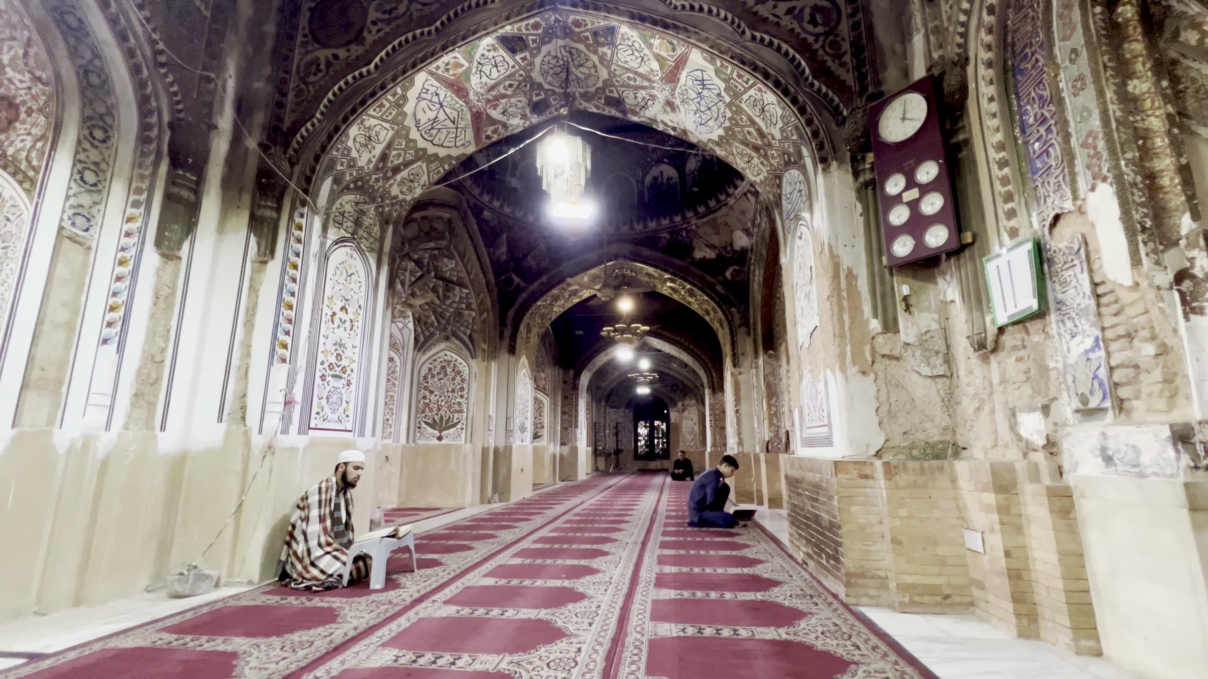 Worshippers Mark First Day of Ramadan with Quran Recitation in Peshawar