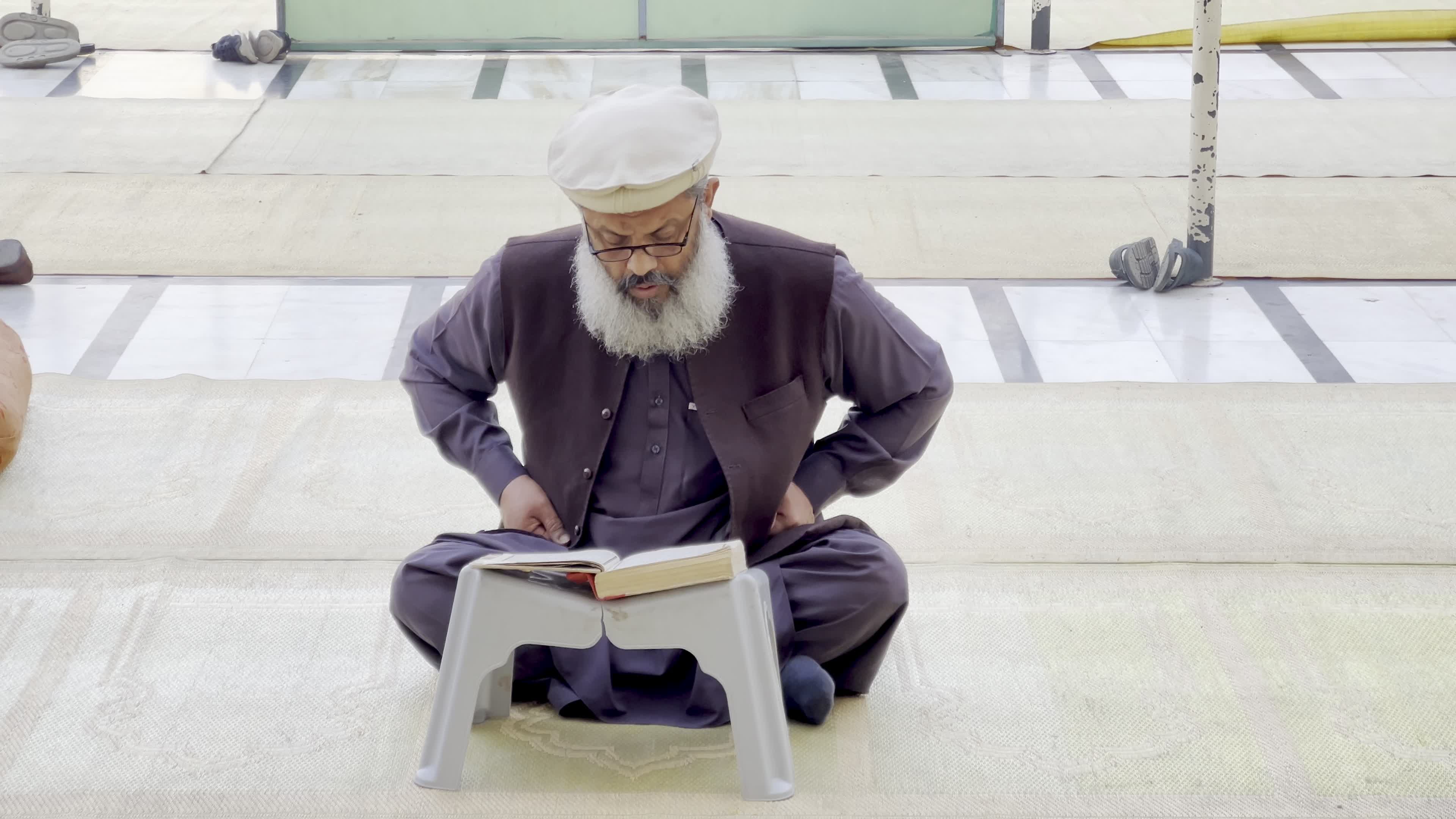 Worshippers Mark First Day of Ramadan with Quran Recitation in Peshawar