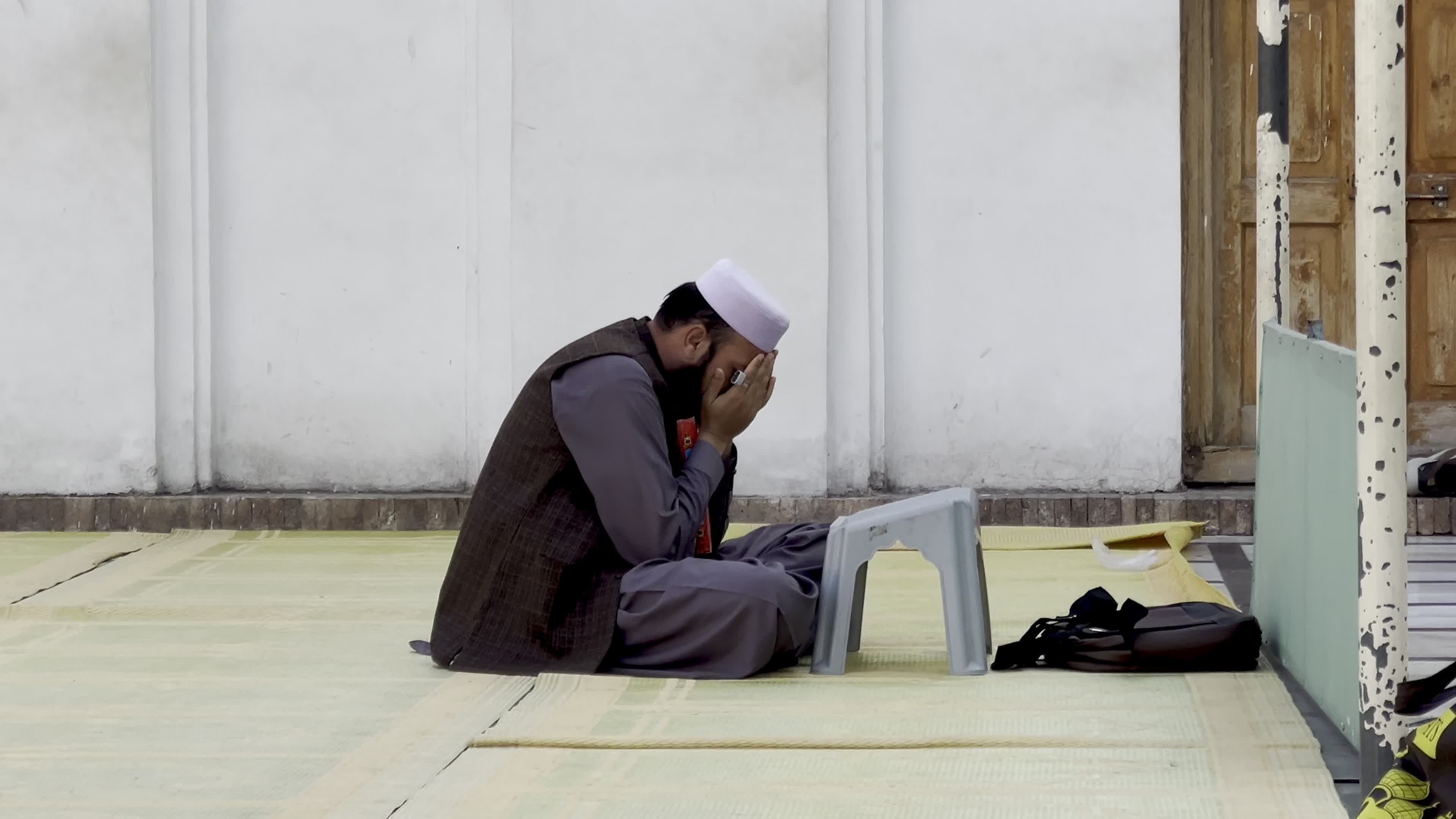 Worshippers Mark First Day of Ramadan with Quran Recitation in Peshawar