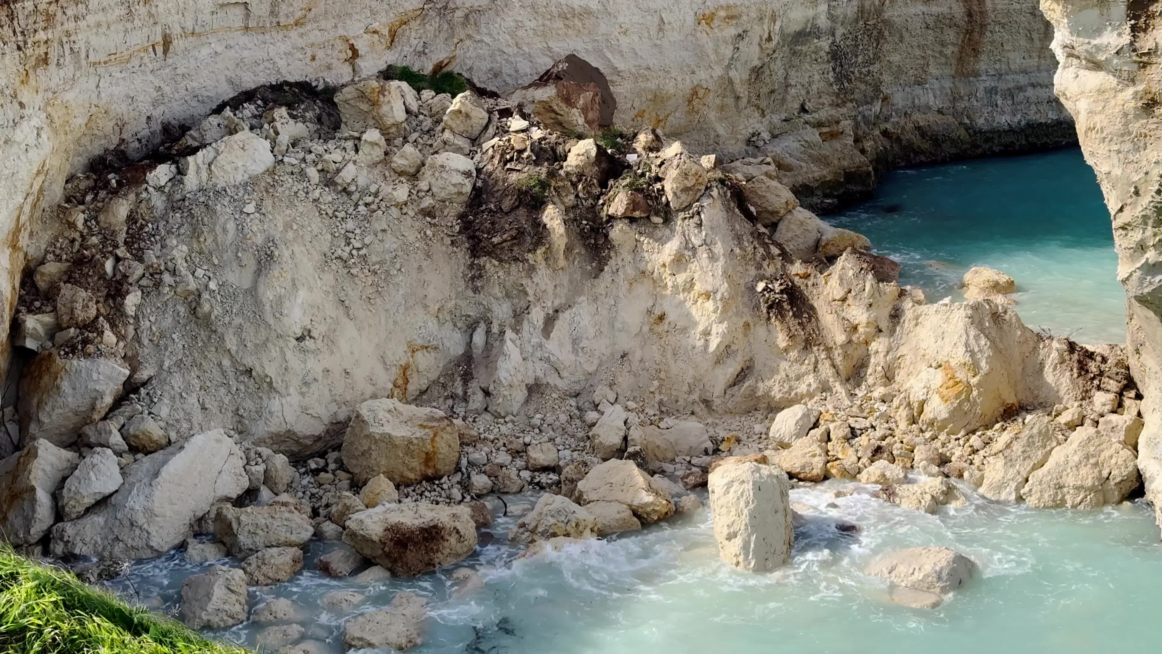 Italy's 'Lovers' Arch' collapses into sea on Valentine's Day