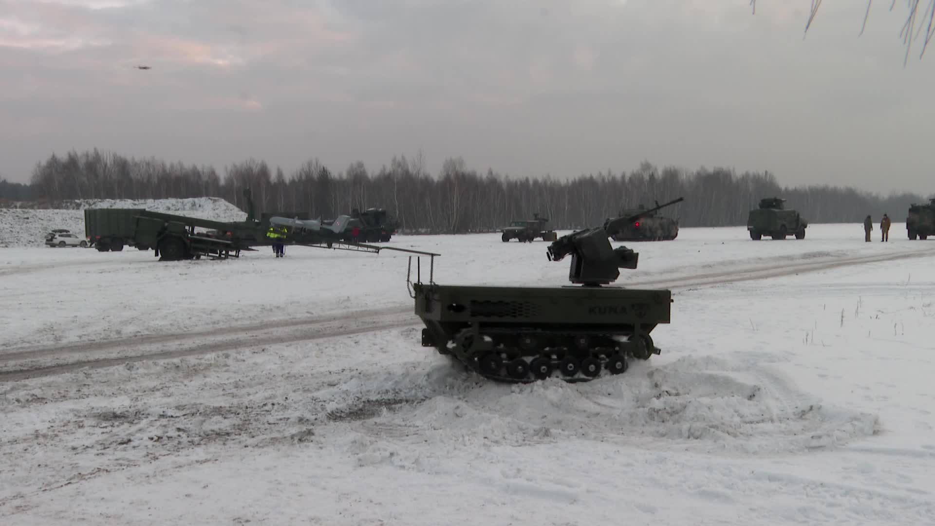 POLAND: Land nd air military drones
