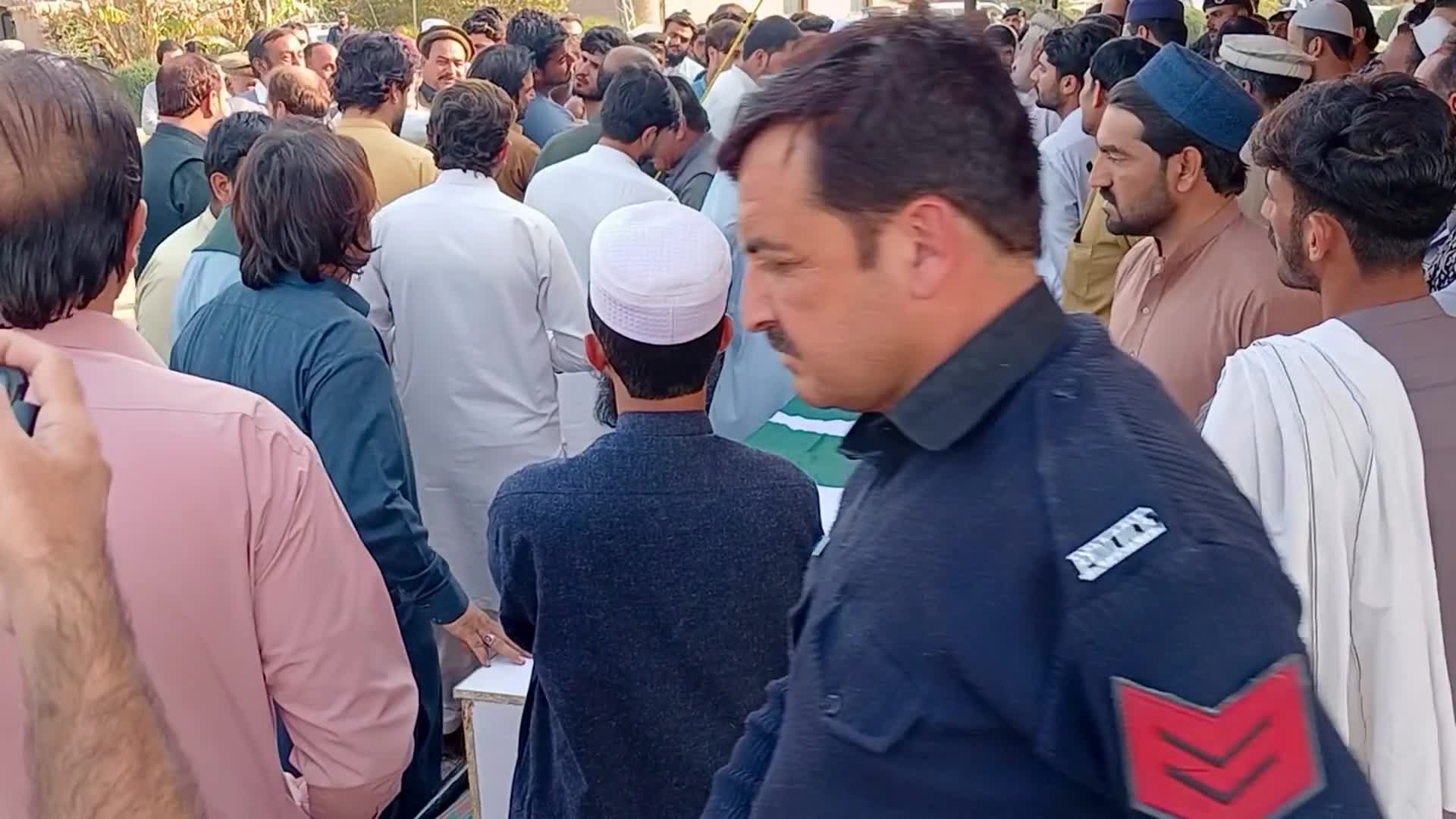 Video: Funerale per gli agenti di polizia uccisi nell'attacco di Kohat - 24/02/2026