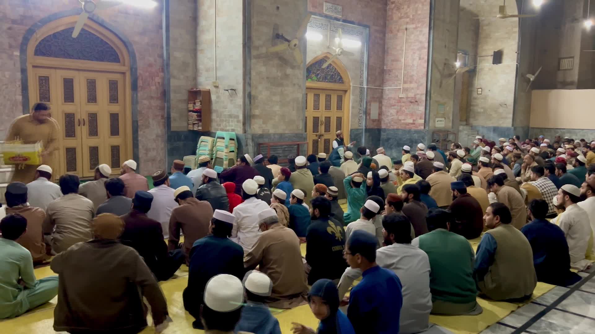 Video: Pakistan: Completamento del Corano Celebrato con Preghiere e Beneficenza nella Storica Moschea di Peshawar - 28/02/2026