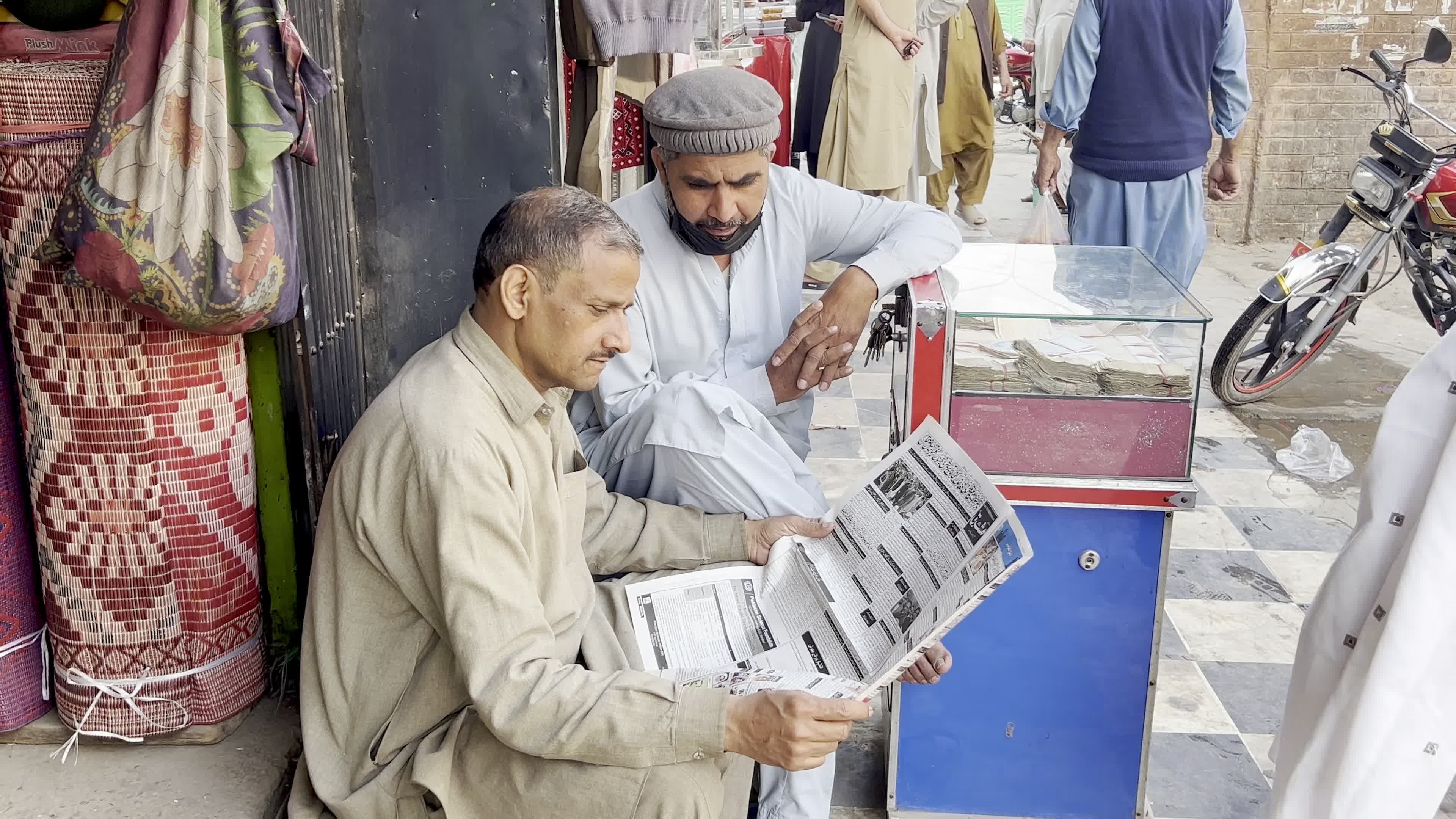 Newspapers Draw Crowds in Peshawar After Strikes on Iran
