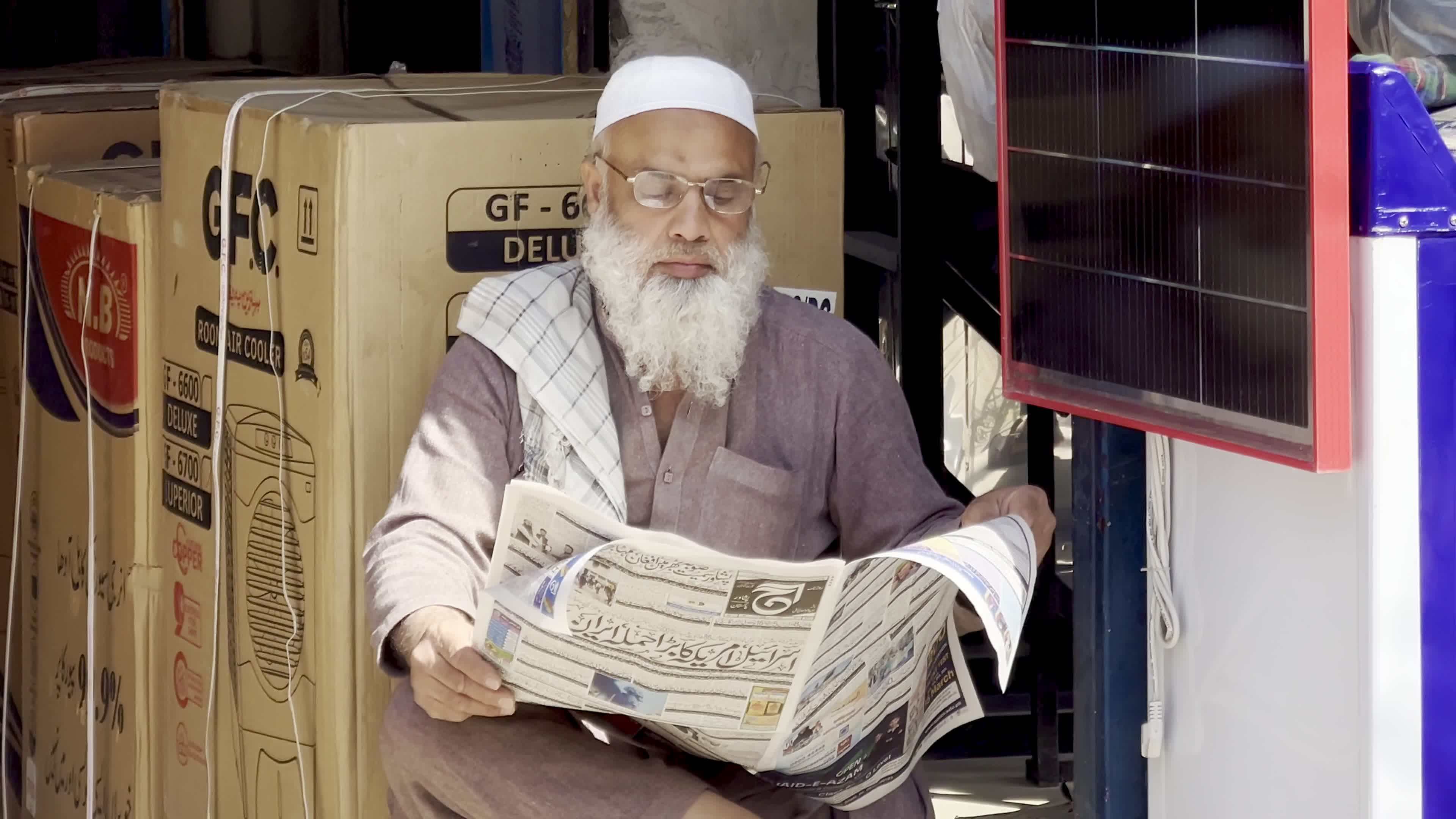Newspapers Draw Crowds in Peshawar After Strikes on Iran