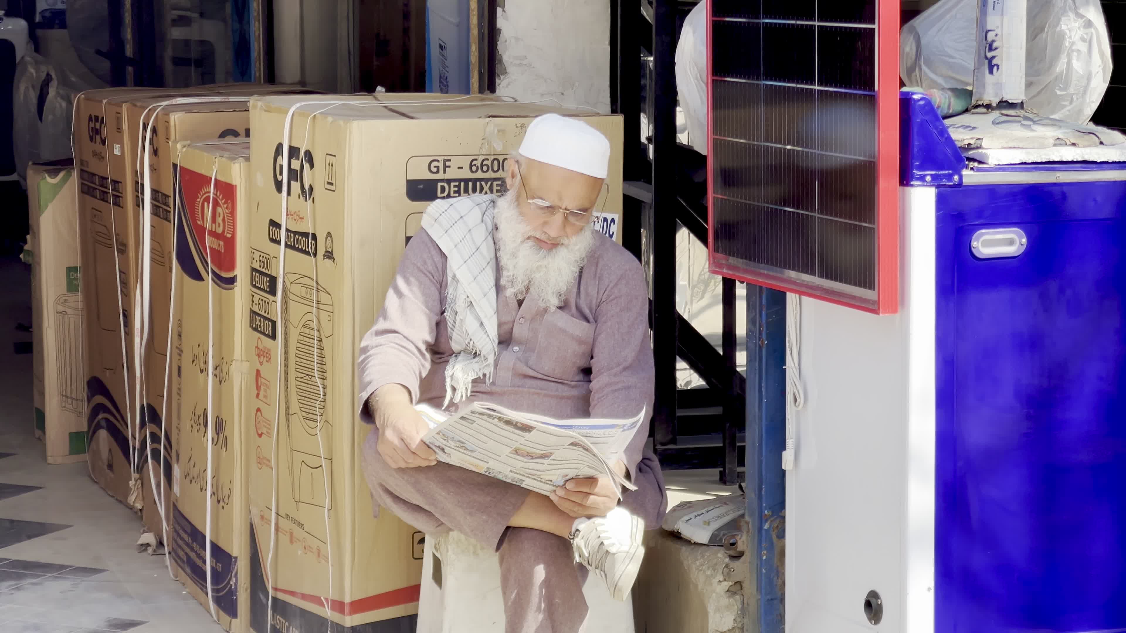 Newspapers Draw Crowds in Peshawar After Strikes on Iran