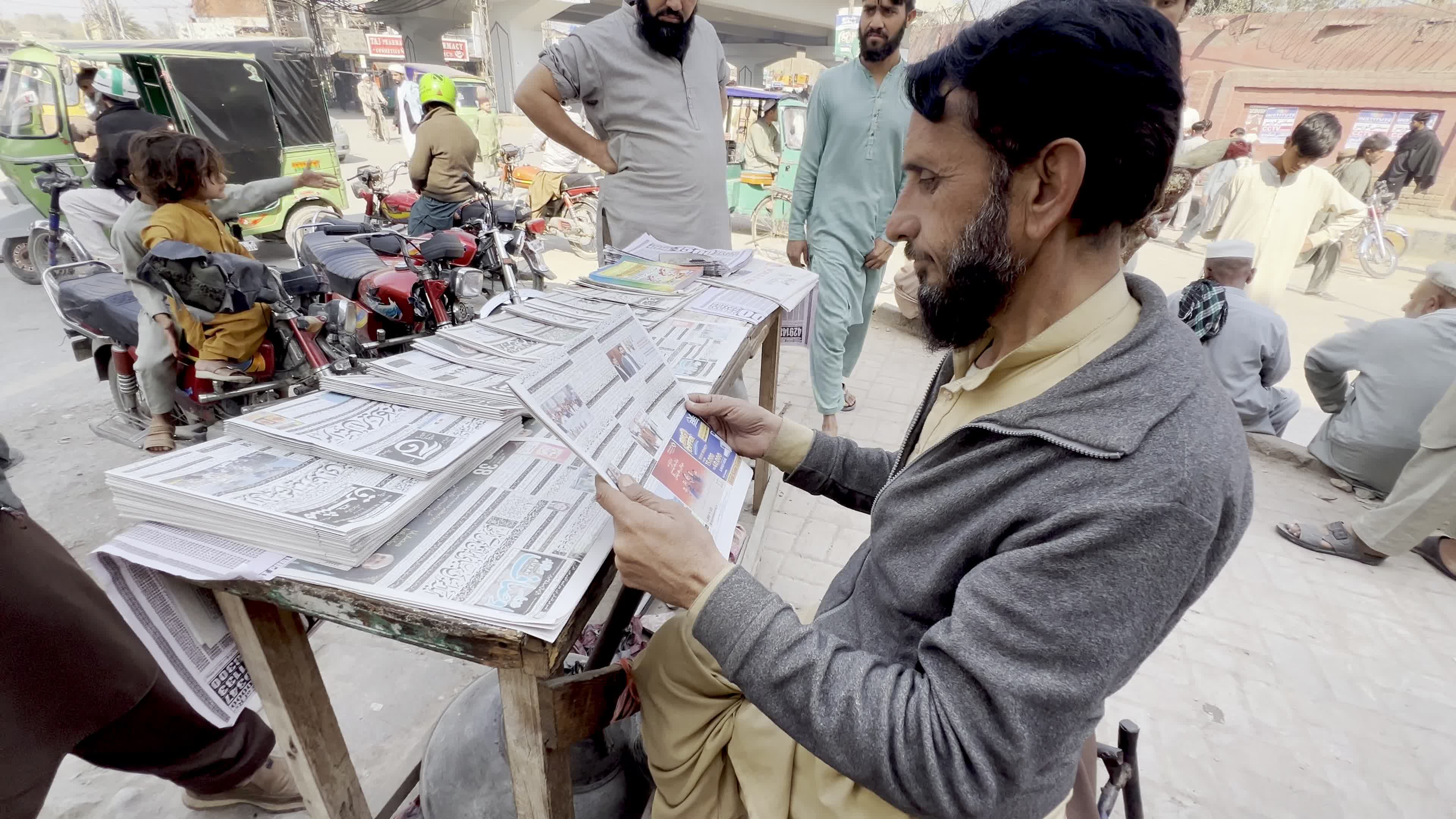 Newspapers Draw Crowds in Peshawar After Strikes on Iran