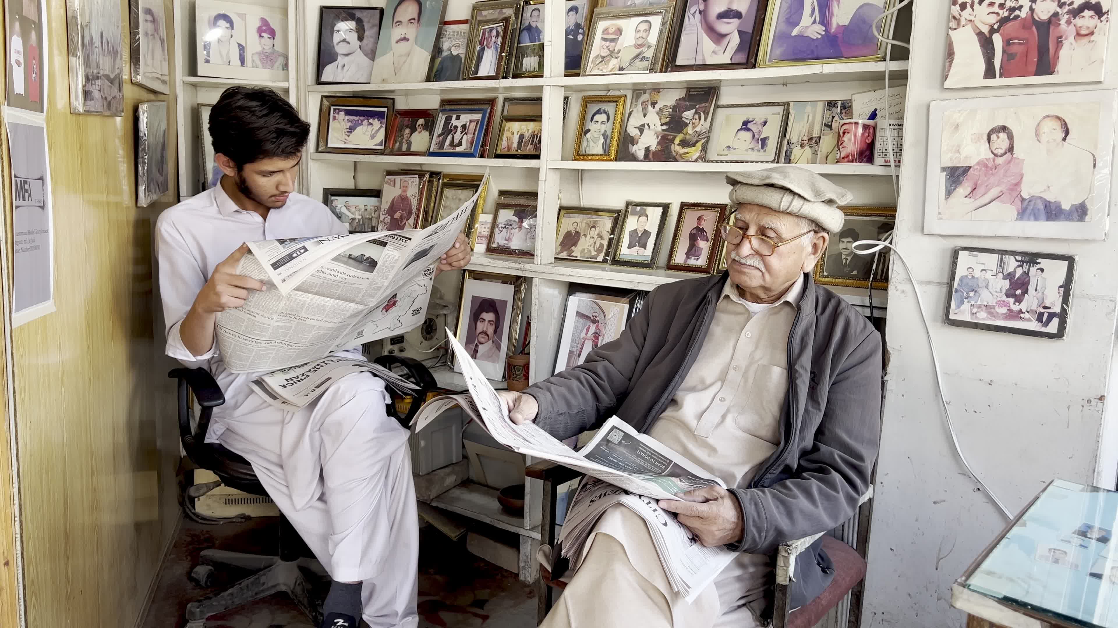 Newspapers Draw Crowds in Peshawar After Strikes on Iran