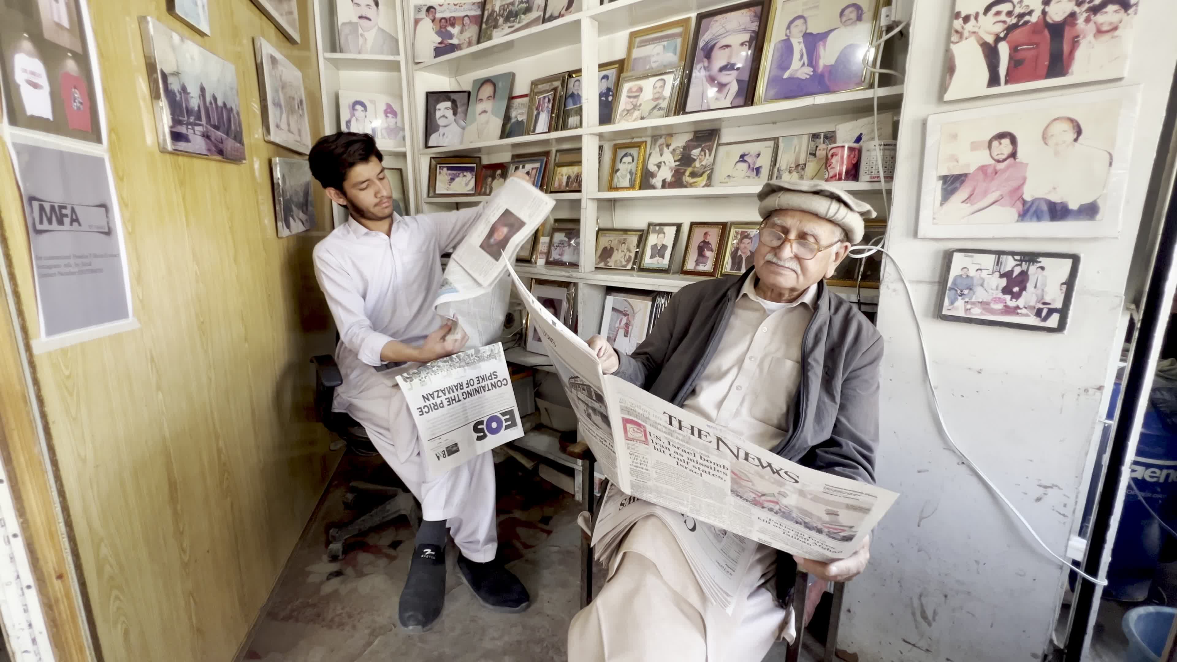 Newspapers Draw Crowds in Peshawar After Strikes on Iran