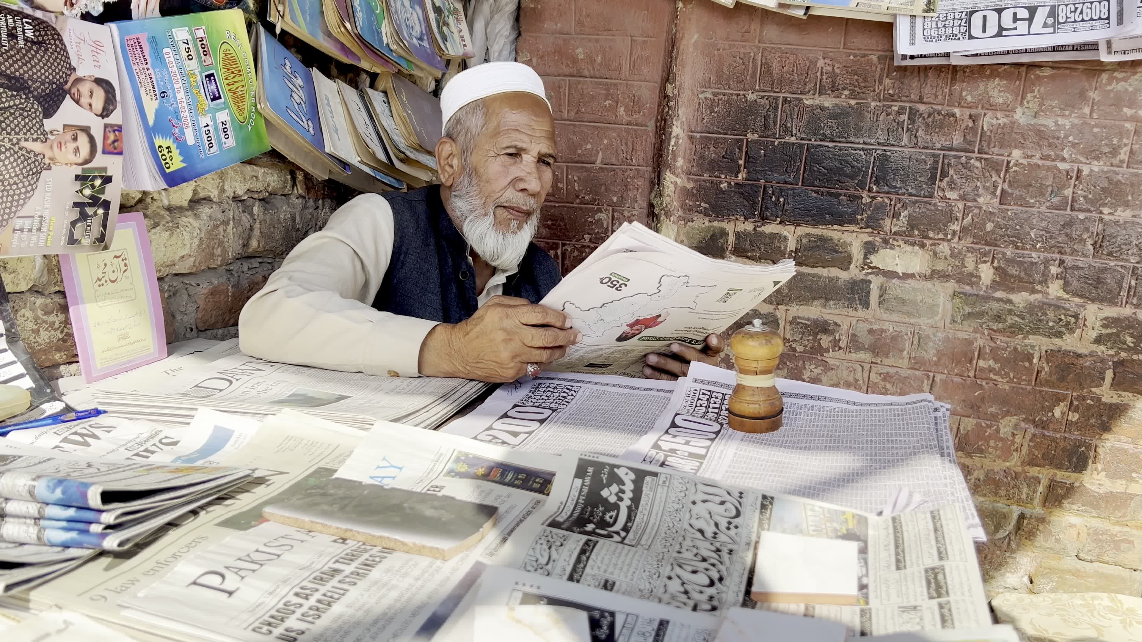 Newspapers Draw Crowds in Peshawar After Strikes on Iran