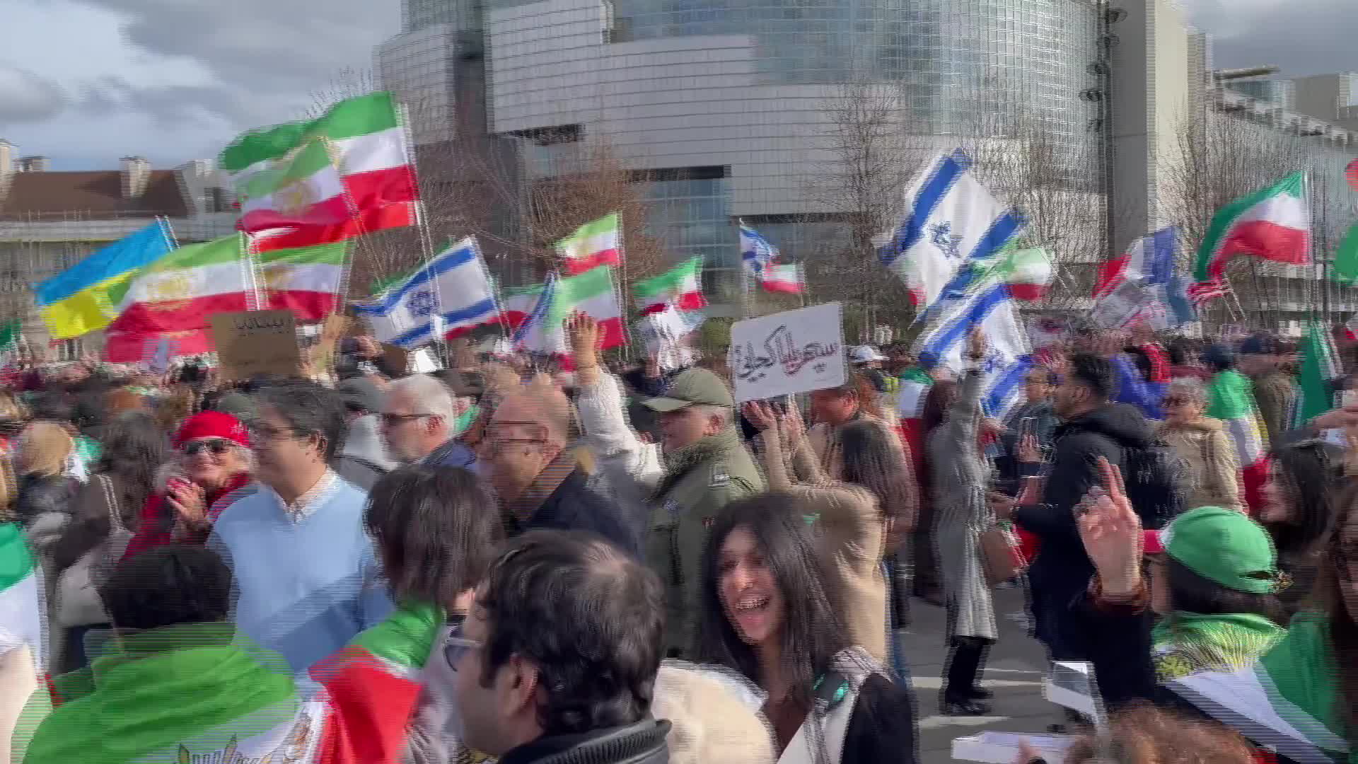 Iranians celebrate Ali Khamenei's death by singing Hava Nagila - 03/01/2026