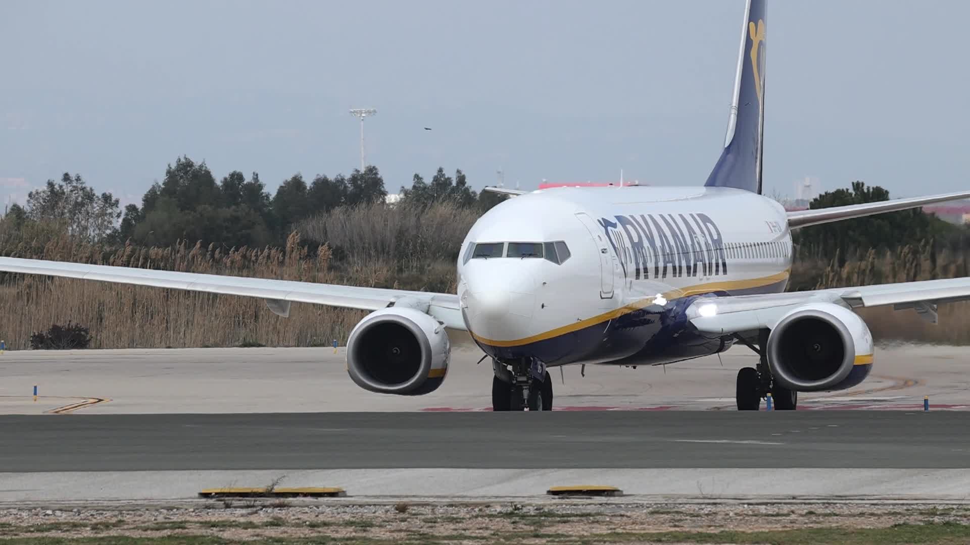 Video: Un aereo Ryanair e uno Lufthansa decollano dall'Aeroporto di Barcellona