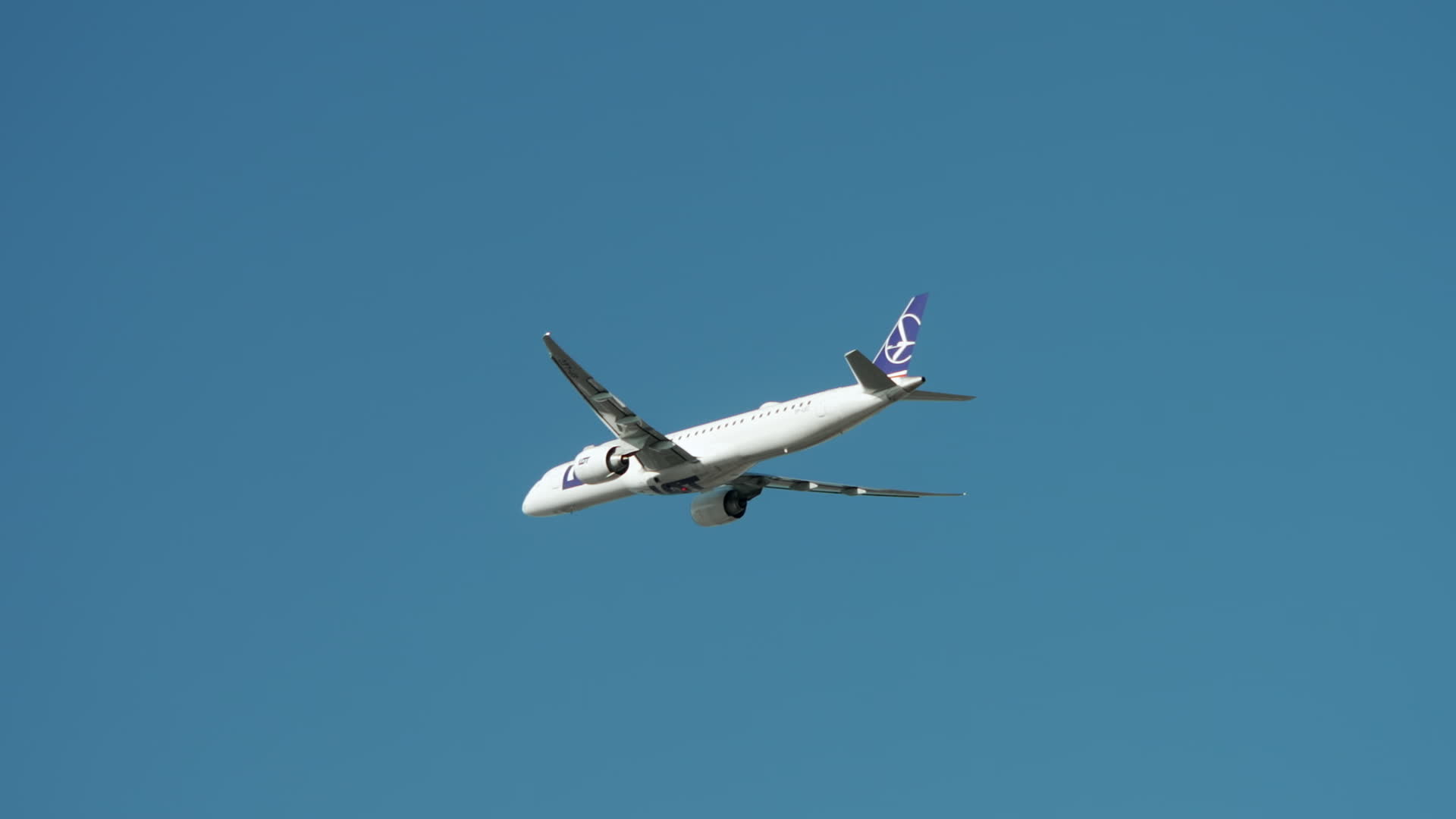 Polish carrier LOT suspends Middle East flights amid Iran conflict