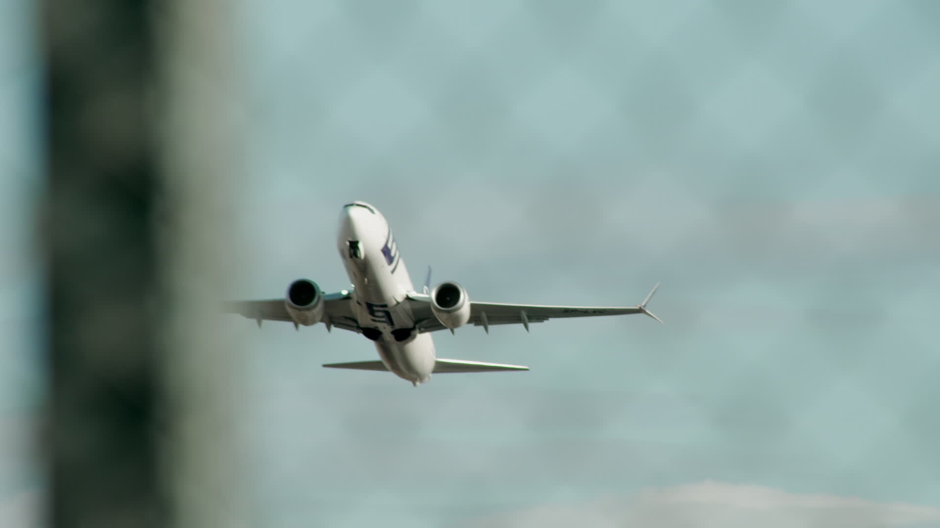 Polish carrier LOT suspends Middle East flights amid Iran conflict
