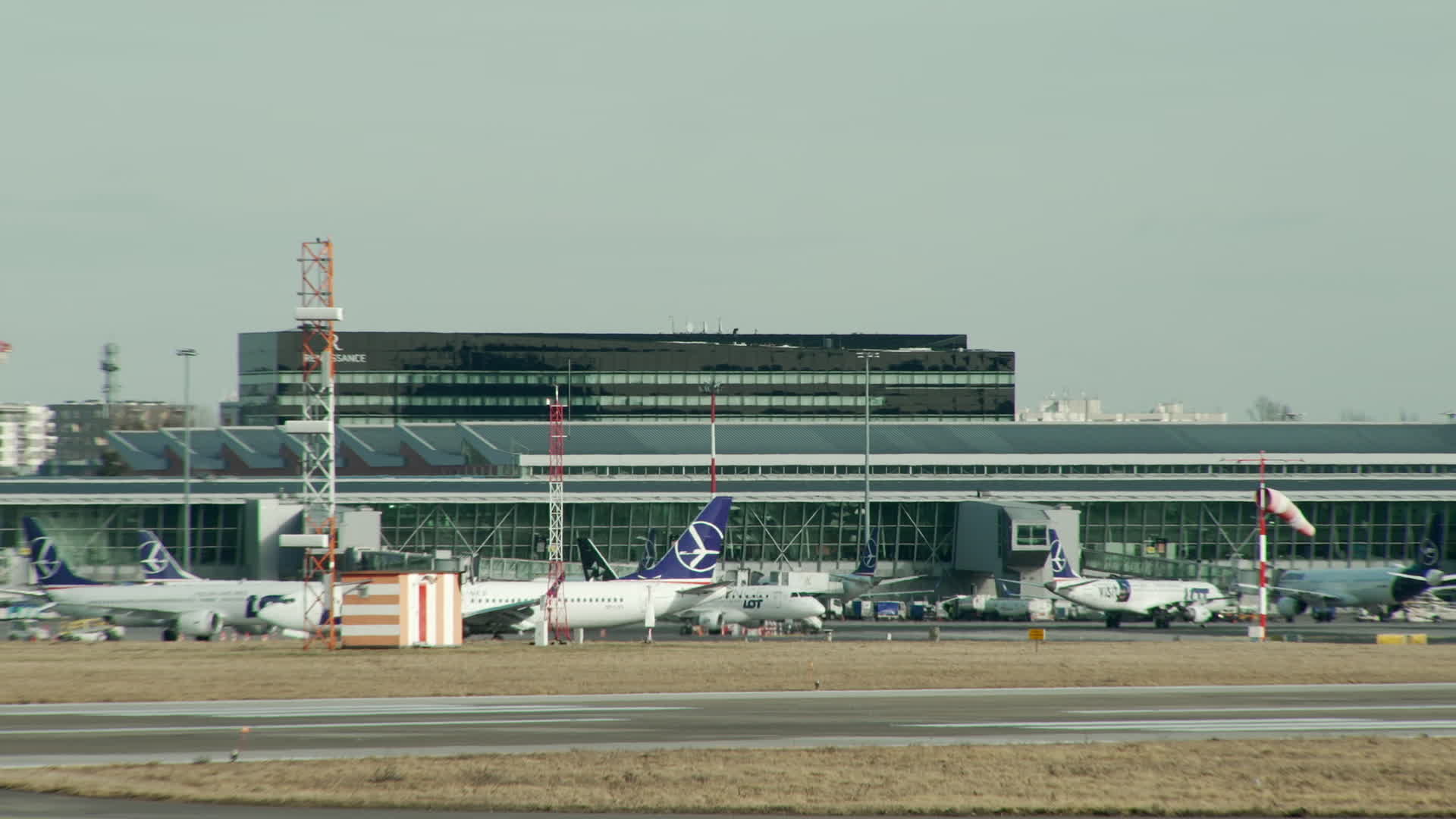 Polish carrier LOT suspends Middle East flights amid Iran conflict