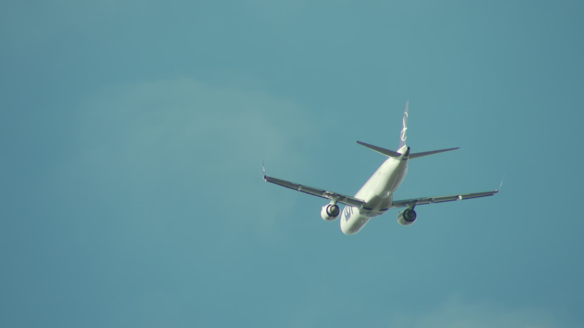Polish carrier LOT suspends Middle East flights amid Iran conflict