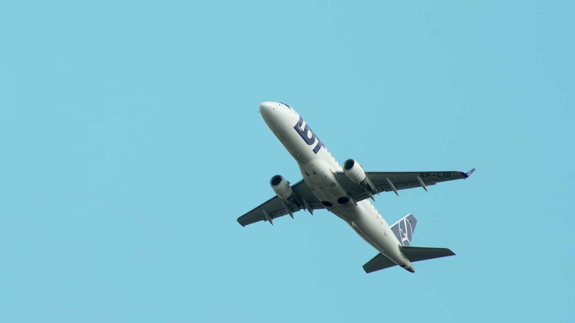 Polish carrier LOT suspends Middle East flights amid Iran conflict