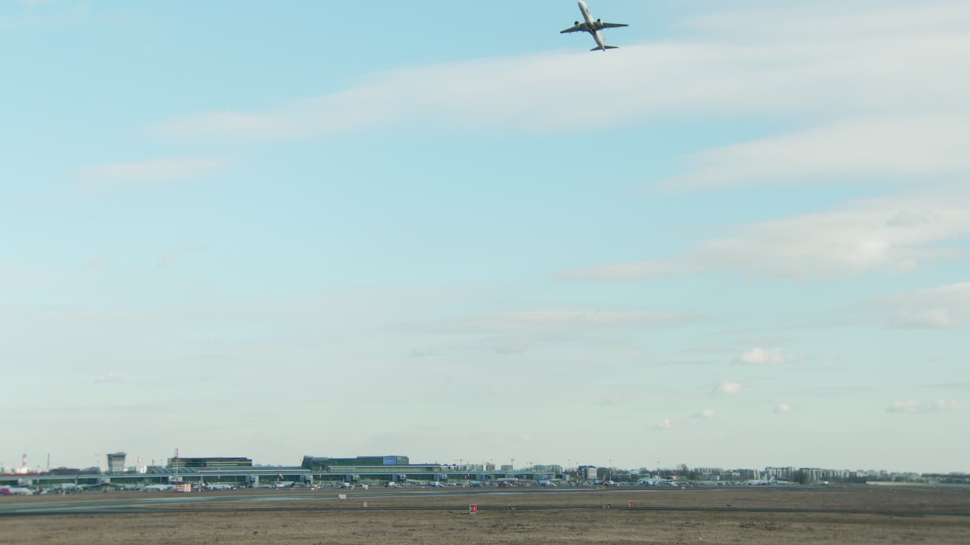 Polish carrier LOT suspends Middle East flights amid Iran conflict