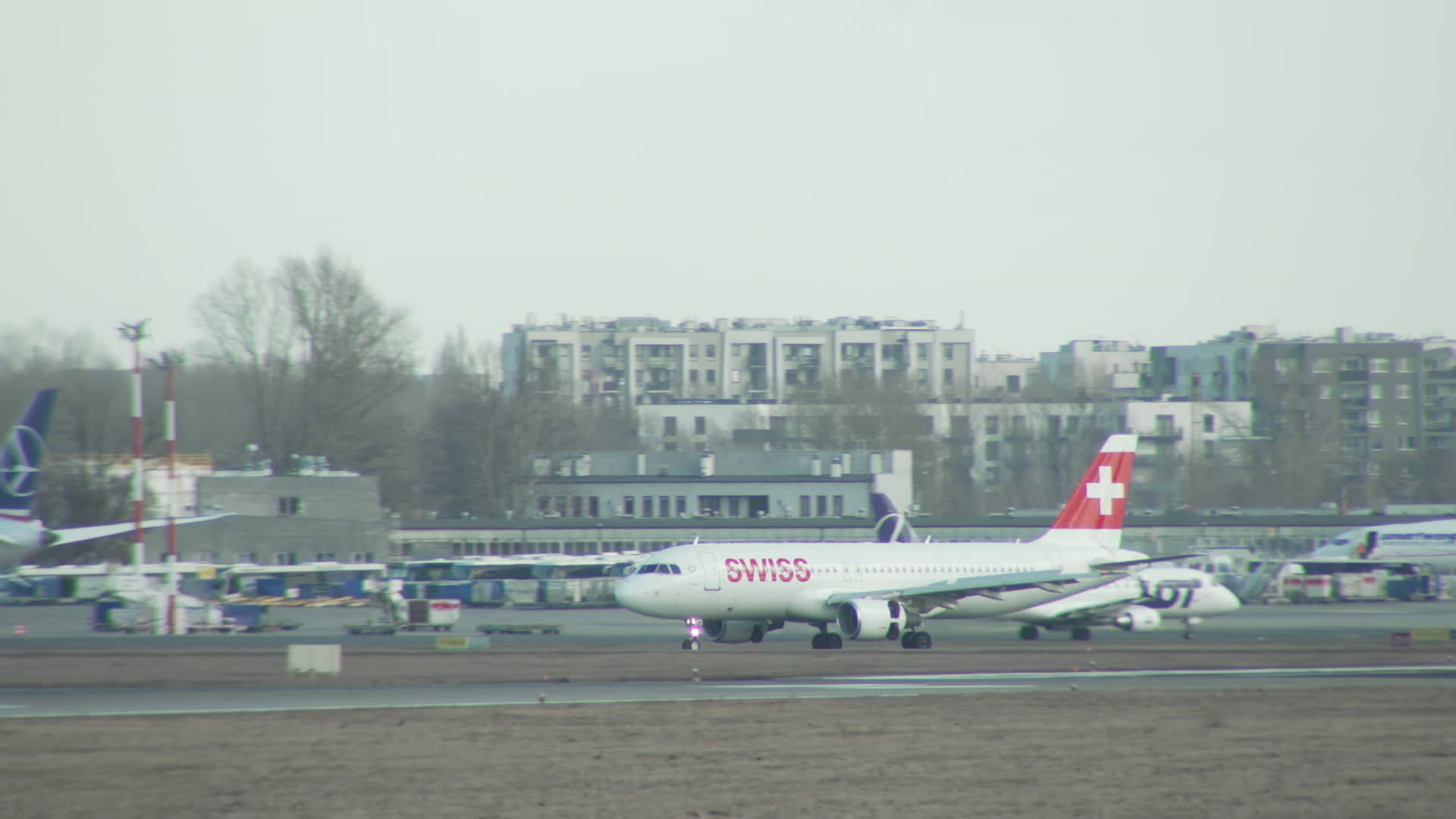Polish carrier LOT suspends Middle East flights amid Iran conflict