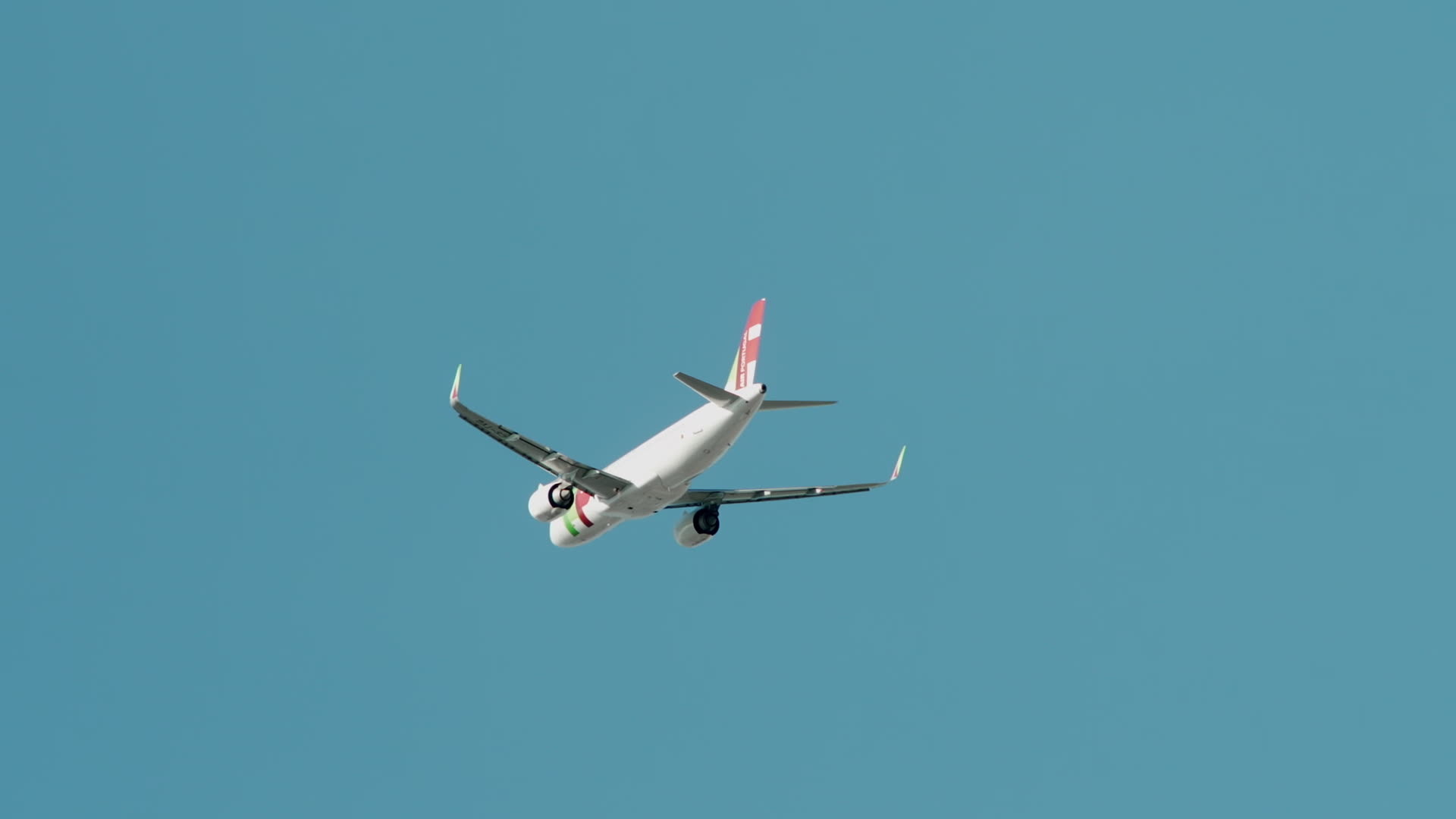 Polish carrier LOT suspends Middle East flights amid Iran conflict
